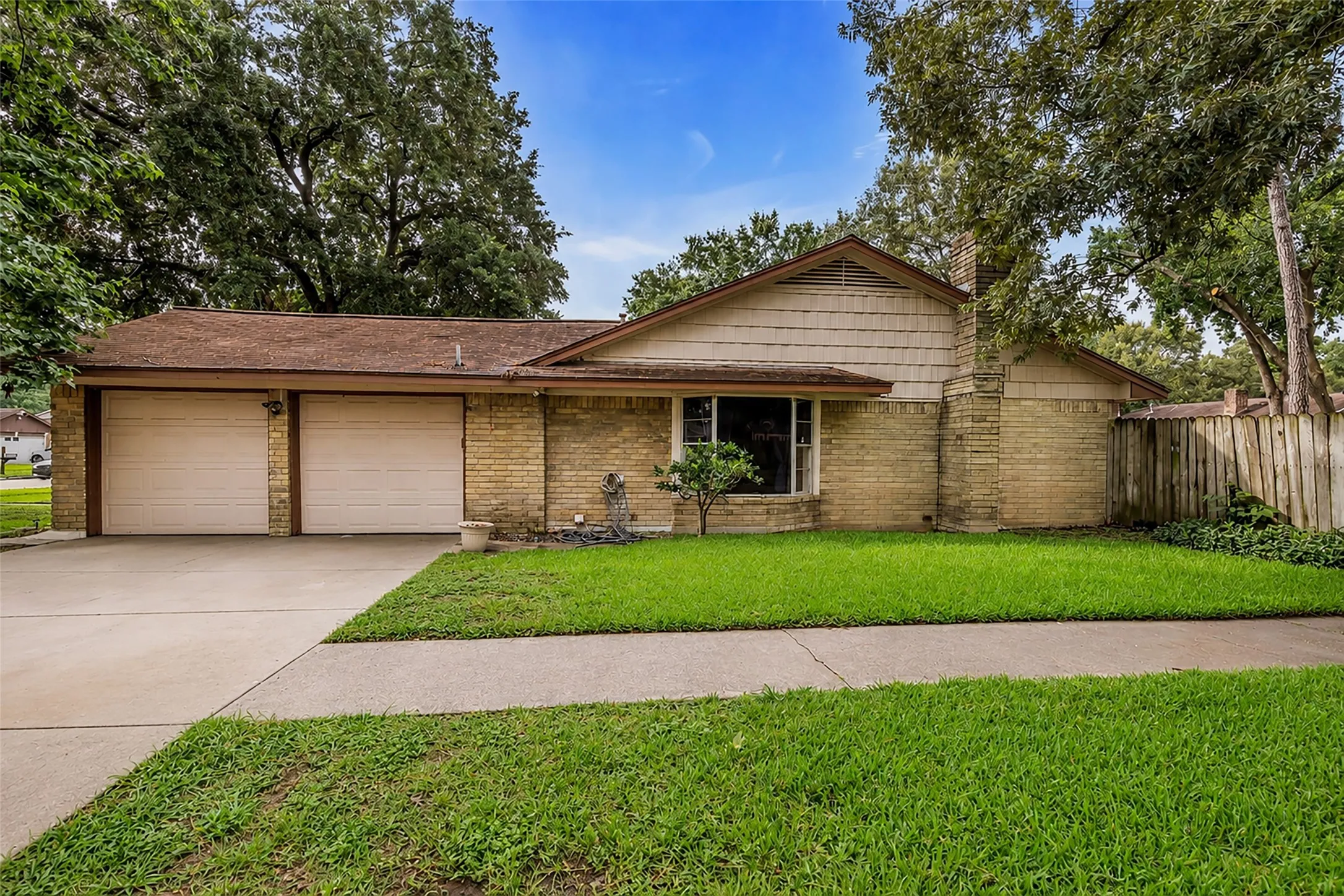 Single Family Residence For Sale in Harris County , 23351 Earlmist Drive, Spring, Texas 77373, 3 Bedroom, 2 Bathroom, 2 Garage spaces, 1,772 Sqft, built in 1977, mls#21241555, Real Estate Agent in Spring, Homes For Sale in Harris county, Homes For Sale in Spring, Realtor in Spring Texas, Real Estate Brokerage Independent Realty Texas, Luminita Cordes Realtor