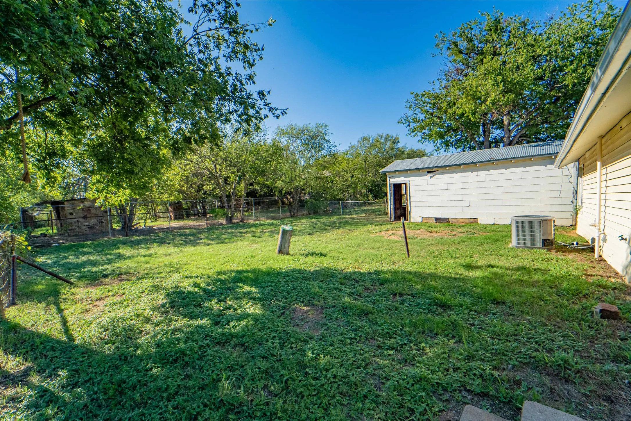 Single Family Residence For Sale in Stephens County , 304 N Geneva Street, Breckenridge, Texas 76424, 2 Bedroom, 1 Bathroom, 2 Garage spaces, 950 Sqft, built in 1930, mls#21267841, Real Estate Agent in Breckenridge, Homes For Sale in Stephens county, Homes For Sale in Breckenridge, Realtor in Breckenridge Texas, Real Estate Brokerage Independent Realty Texas, Luminita Cordes Realtor