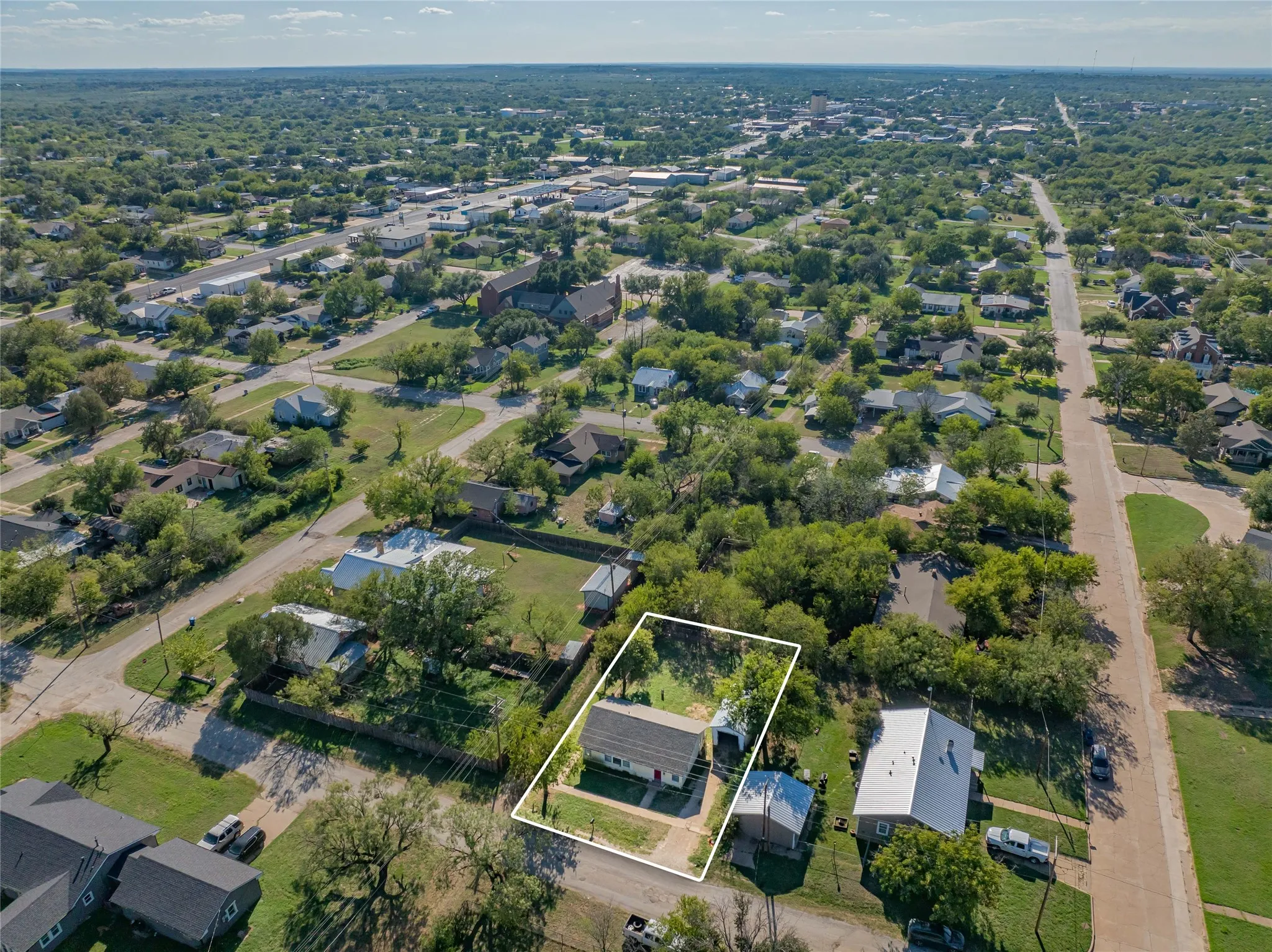 Single Family Residence For Sale in Stephens County , 304 N Geneva Street, Breckenridge, Texas 76424, 2 Bedroom, 1 Bathroom, 2 Garage spaces, 950 Sqft, built in 1930, mls#21267841, Real Estate Agent in Breckenridge, Homes For Sale in Stephens county, Homes For Sale in Breckenridge, Realtor in Breckenridge Texas, Real Estate Brokerage Independent Realty Texas, Luminita Cordes Realtor