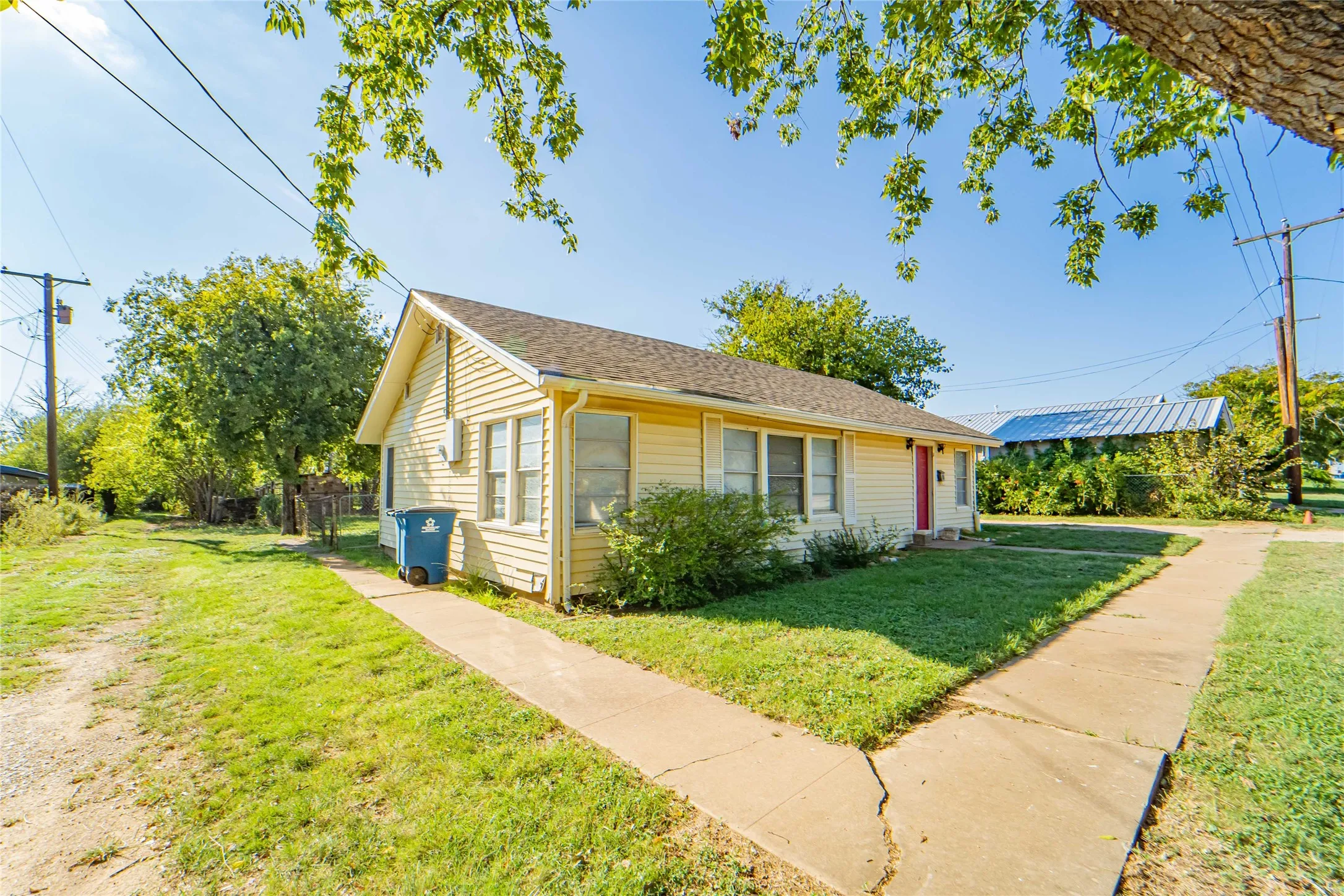 Single Family Residence For Sale in Stephens County , 304 N Geneva Street, Breckenridge, Texas 76424, 2 Bedroom, 1 Bathroom, 2 Garage spaces, 950 Sqft, built in 1930, mls#21267841, Real Estate Agent in Breckenridge, Homes For Sale in Stephens county, Homes For Sale in Breckenridge, Realtor in Breckenridge Texas, Real Estate Brokerage Independent Realty Texas, Luminita Cordes Realtor