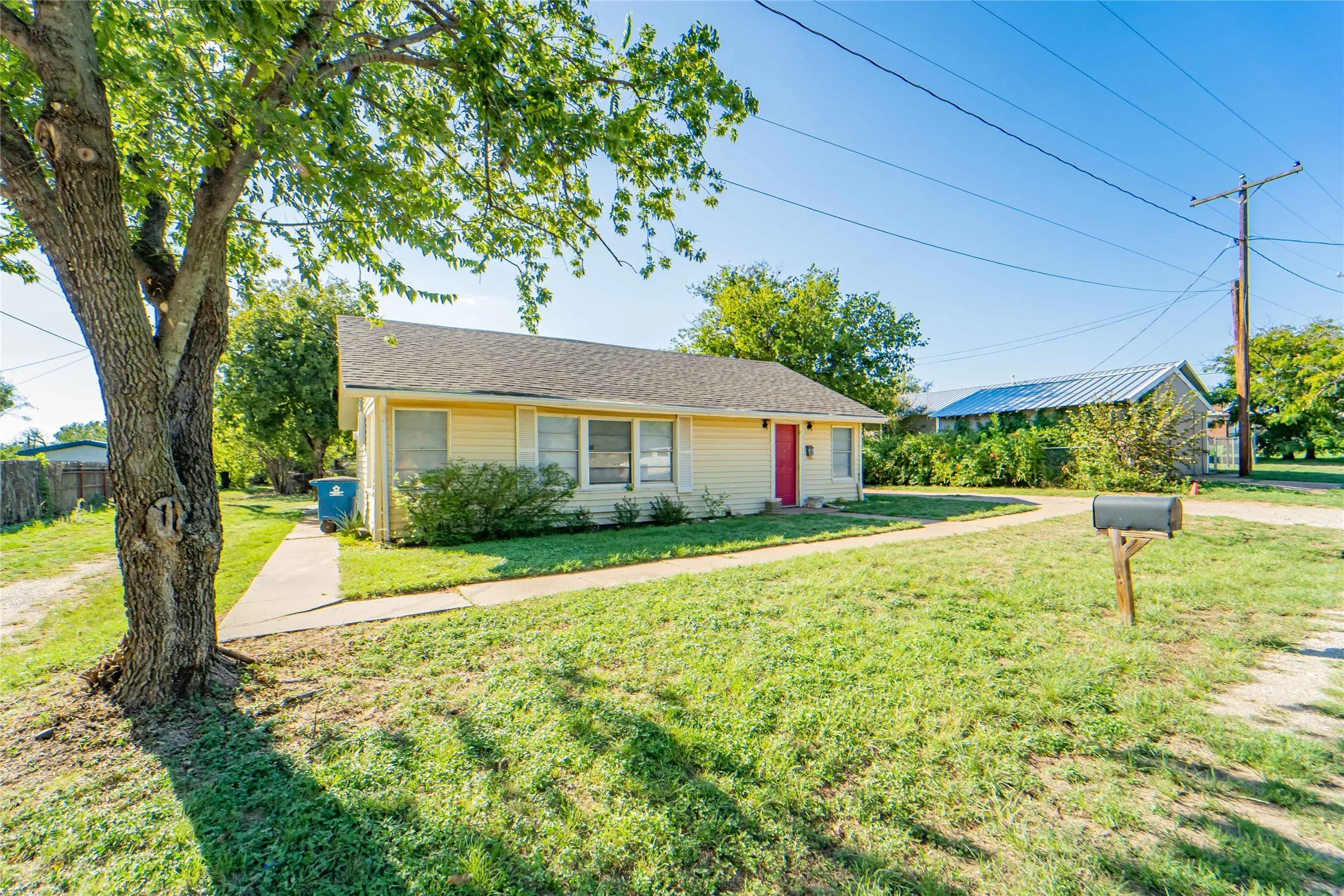 Single Family Residence For Sale in Stephens County , 304 N Geneva Street, Breckenridge, Texas 76424, 2 Bedroom, 1 Bathroom, 2 Garage spaces, 950 Sqft, built in 1930, mls#21267841, Real Estate Agent in Breckenridge, Homes For Sale in Stephens county, Homes For Sale in Breckenridge, Realtor in Breckenridge Texas, Real Estate Brokerage Independent Realty Texas, Luminita Cordes Realtor