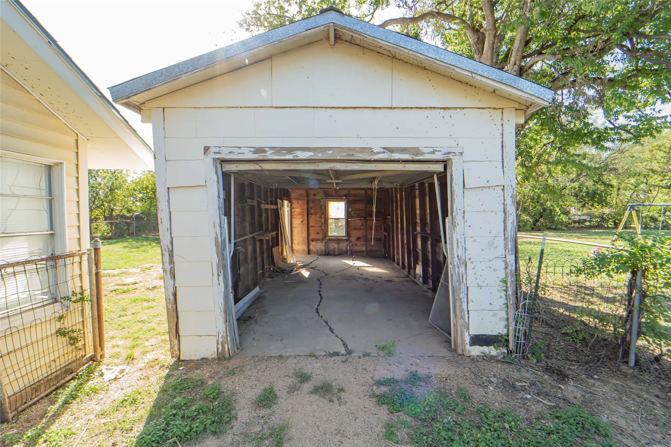 Single Family Residence For Sale in Stephens County , 304 N Geneva Street, Breckenridge, Texas 76424, 2 Bedroom, 1 Bathroom, 2 Garage spaces, 950 Sqft, built in 1930, mls#21267841, Real Estate Agent in Breckenridge, Homes For Sale in Stephens county, Homes For Sale in Breckenridge, Realtor in Breckenridge Texas, Real Estate Brokerage Independent Realty Texas, Luminita Cordes Realtor