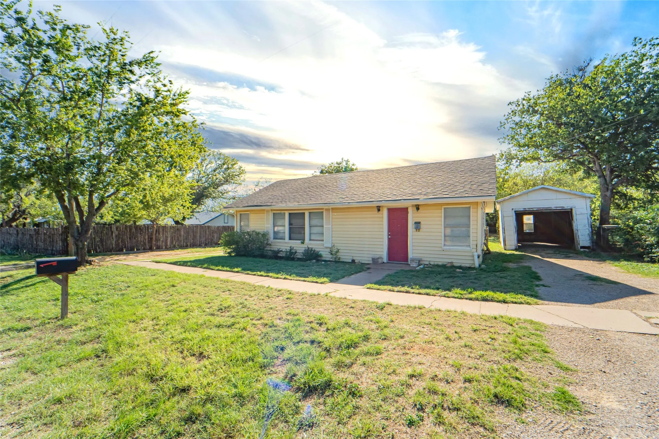 Single Family Residence For Sale in Stephens County , 304 N Geneva Street, Breckenridge, Texas 76424, 2 Bedroom, 1 Bathroom, 2 Garage spaces, 950 Sqft, built in 1930, mls#21267841, Real Estate Agent in Breckenridge, Homes For Sale in Stephens county, Homes For Sale in Breckenridge, Realtor in Breckenridge Texas, Real Estate Brokerage Independent Realty Texas, Luminita Cordes Realtor
