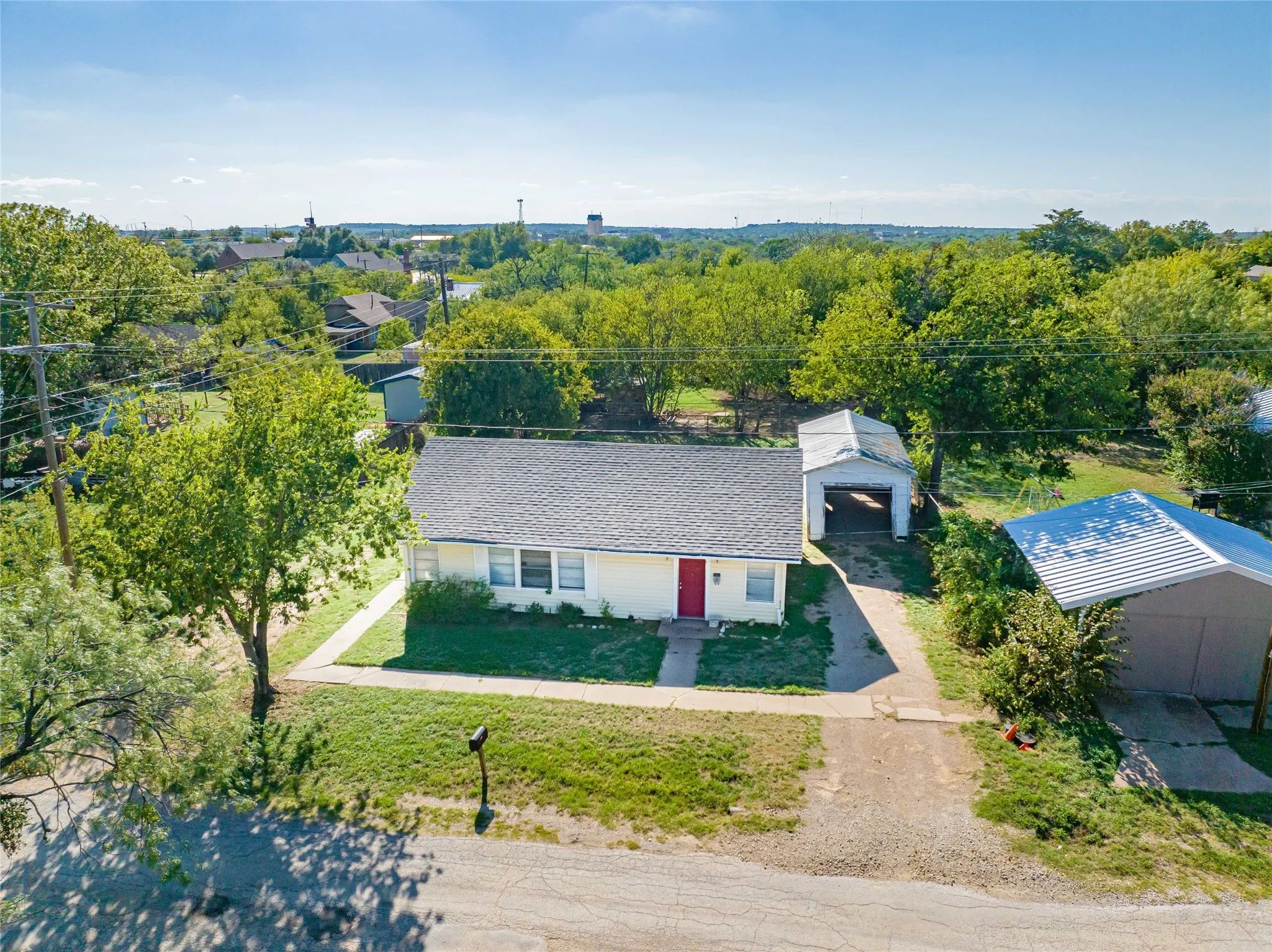 Single Family Residence For Sale in Stephens County , 304 N Geneva Street, Breckenridge, Texas 76424, 2 Bedroom, 1 Bathroom, 2 Garage spaces, 950 Sqft, built in 1930, mls#21267841, Real Estate Agent in Breckenridge, Homes For Sale in Stephens county, Homes For Sale in Breckenridge, Realtor in Breckenridge Texas, Real Estate Brokerage Independent Realty Texas, Luminita Cordes Realtor