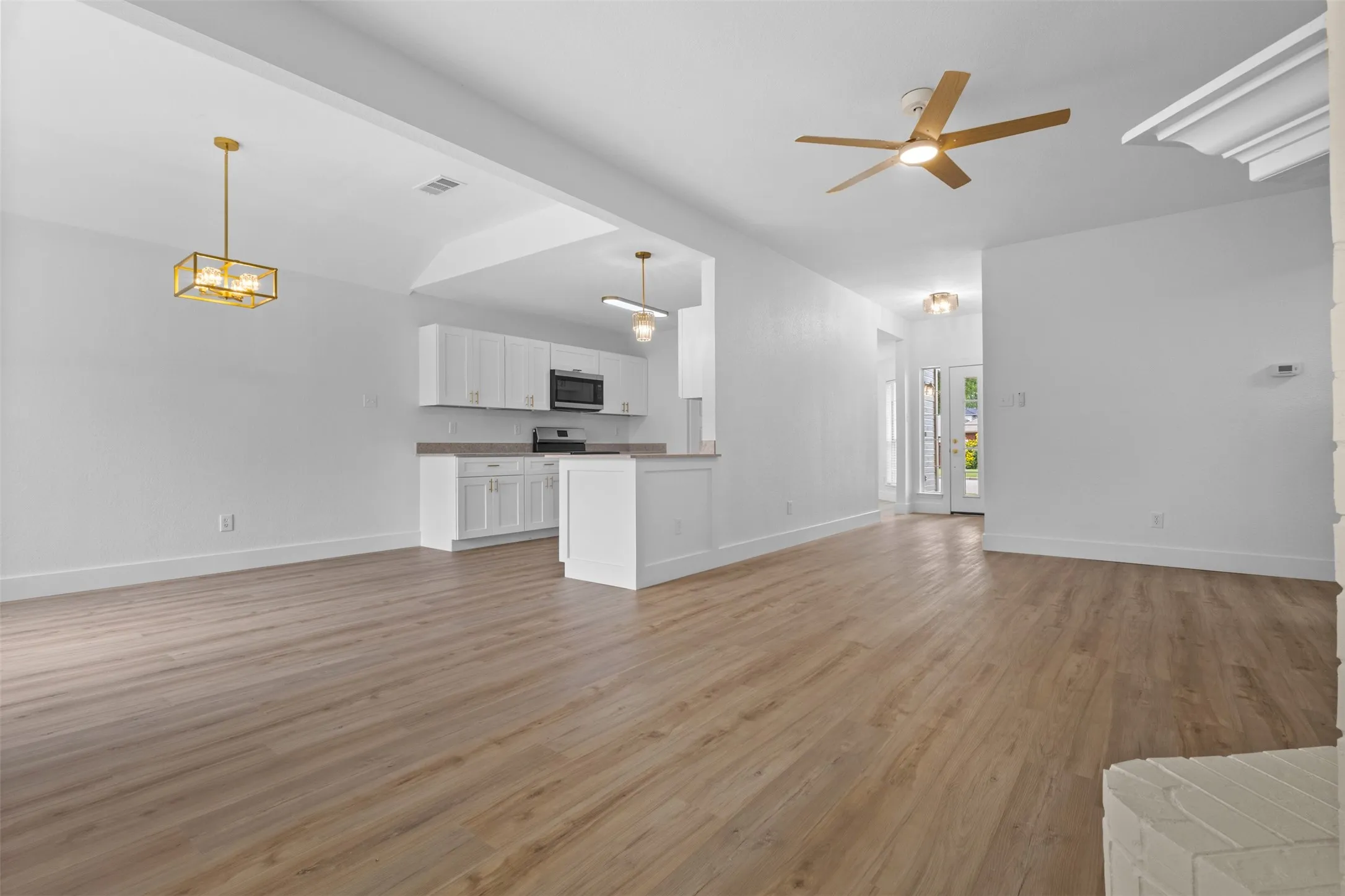 Single Family Residence For Sale in Dallas County , 7205 Airline Drive, Rowlett, Texas 75089, 3 Bedroom, 2 Bathroom, 2 Garage spaces, 1,332 Sqft, built in 1998, Price $320,000, mls#21267909, Real Estate Agent in Rowlett, Homes For Sale in Dallas county, Homes For Sale in Rowlett, Realtor in Rowlett Texas, Real Estate Brokerage Independent Realty Texas, Luminita Cordes Realtor