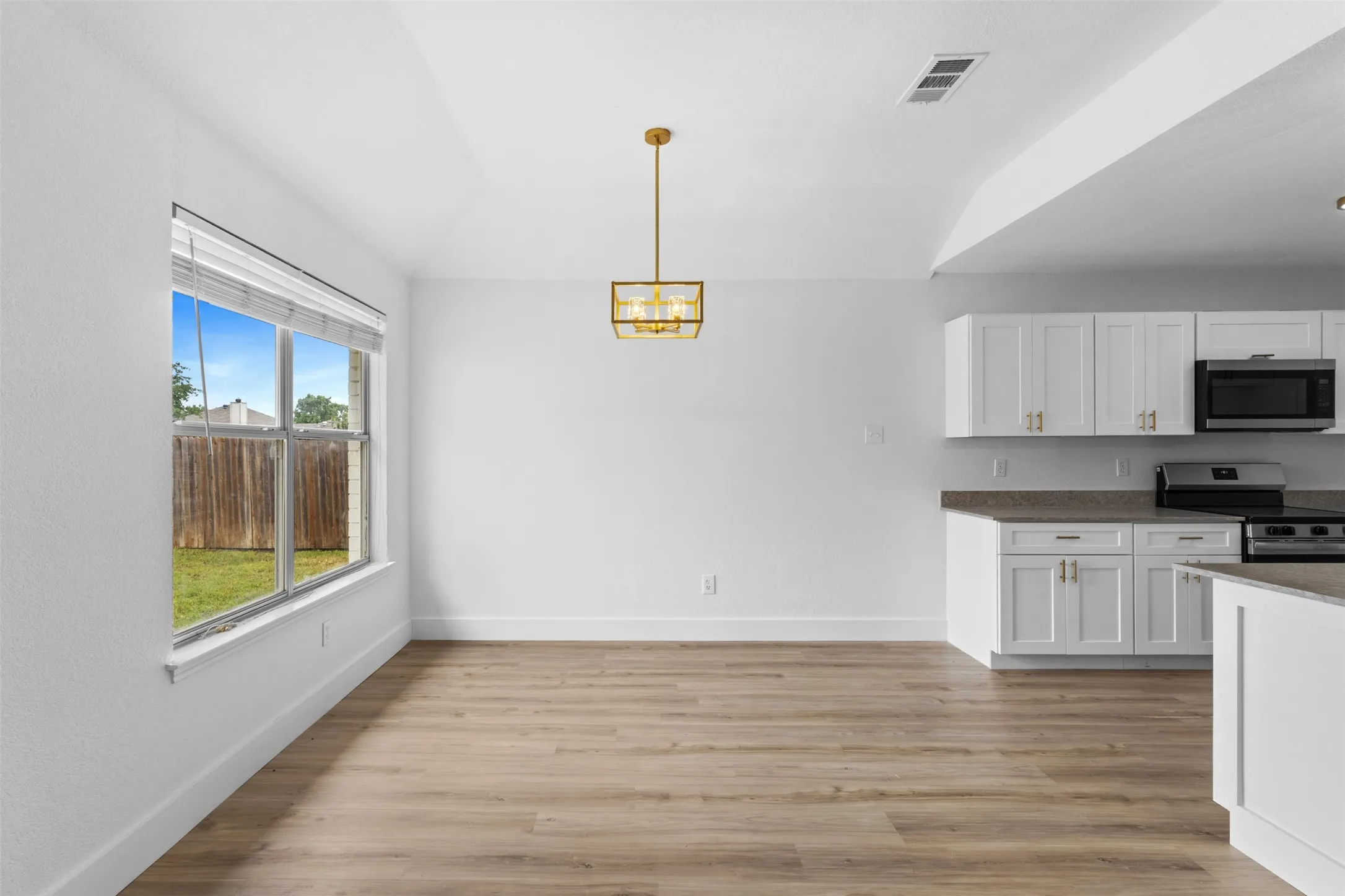 Single Family Residence For Sale in Dallas County , 7205 Airline Drive, Rowlett, Texas 75089, 3 Bedroom, 2 Bathroom, 2 Garage spaces, 1,332 Sqft, built in 1998, Price $320,000, mls#21267909, Real Estate Agent in Rowlett, Homes For Sale in Dallas county, Homes For Sale in Rowlett, Realtor in Rowlett Texas, Real Estate Brokerage Independent Realty Texas, Luminita Cordes Realtor