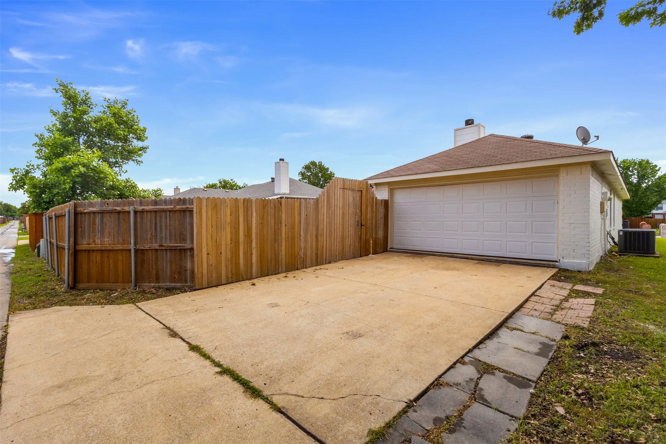 Single Family Residence For Sale in Dallas County , 7205 Airline Drive, Rowlett, Texas 75089, 3 Bedroom, 2 Bathroom, 2 Garage spaces, 1,332 Sqft, built in 1998, Price $320,000, mls#21267909, Real Estate Agent in Rowlett, Homes For Sale in Dallas county, Homes For Sale in Rowlett, Realtor in Rowlett Texas, Real Estate Brokerage Independent Realty Texas, Luminita Cordes Realtor