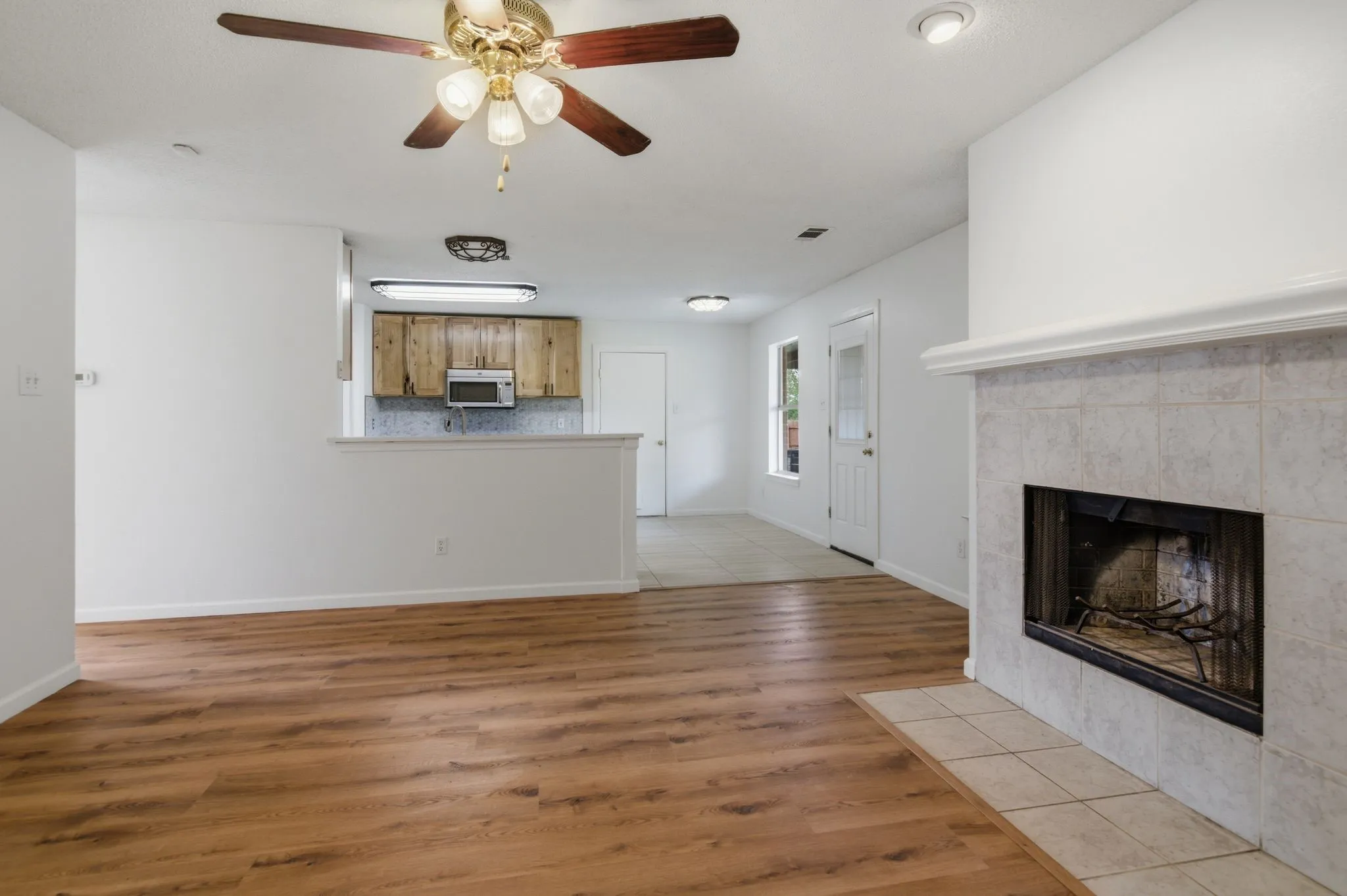 Single Family Residence For Sale in Denton County , 1001 Scenic Drive, Justin, Texas 76247, 4 Bedroom, 3 Bathroom, 2 Garage spaces, 2,552 Sqft, built in 1998, mls#21267726, Real Estate Agent in Justin, Homes For Sale in Denton county, Homes For Sale in Justin, Realtor in Justin Texas, Real Estate Brokerage Independent Realty Texas, Luminita Cordes Realtor