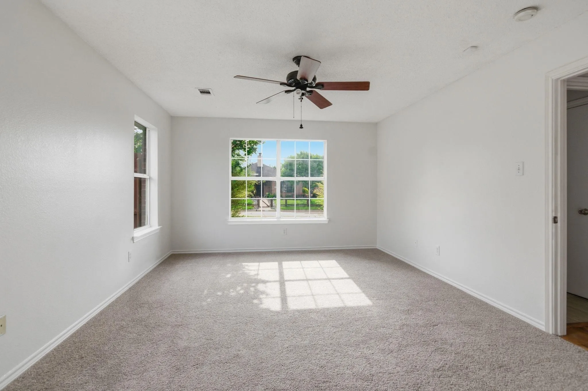 Single Family Residence For Sale in Denton County , 1001 Scenic Drive, Justin, Texas 76247, 4 Bedroom, 3 Bathroom, 2 Garage spaces, 2,552 Sqft, built in 1998, mls#21267726, Real Estate Agent in Justin, Homes For Sale in Denton county, Homes For Sale in Justin, Realtor in Justin Texas, Real Estate Brokerage Independent Realty Texas, Luminita Cordes Realtor