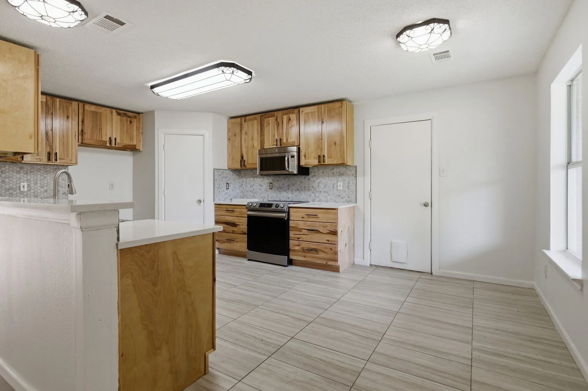 Single Family Residence For Sale in Denton County , 1001 Scenic Drive, Justin, Texas 76247, 4 Bedroom, 3 Bathroom, 2 Garage spaces, 2,552 Sqft, built in 1998, mls#21267726, Real Estate Agent in Justin, Homes For Sale in Denton county, Homes For Sale in Justin, Realtor in Justin Texas, Real Estate Brokerage Independent Realty Texas, Luminita Cordes Realtor