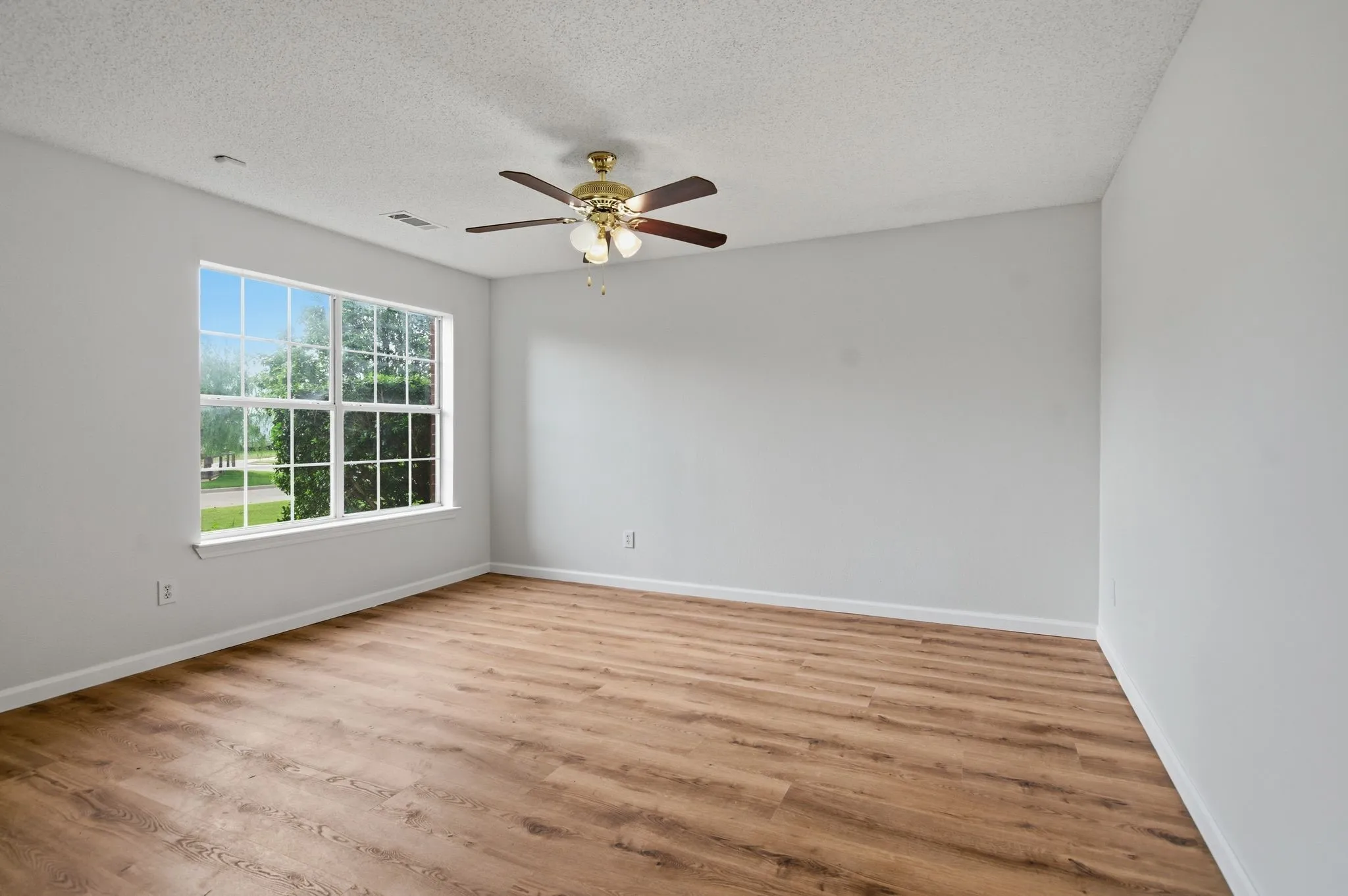 Single Family Residence For Sale in Denton County , 1001 Scenic Drive, Justin, Texas 76247, 4 Bedroom, 3 Bathroom, 2 Garage spaces, 2,552 Sqft, built in 1998, mls#21267726, Real Estate Agent in Justin, Homes For Sale in Denton county, Homes For Sale in Justin, Realtor in Justin Texas, Real Estate Brokerage Independent Realty Texas, Luminita Cordes Realtor