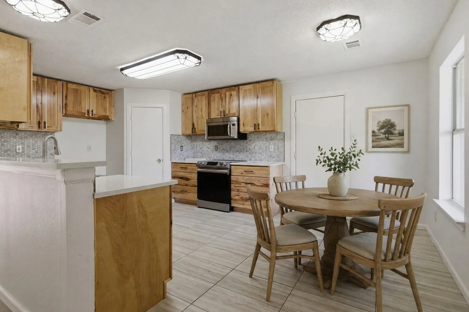 Single Family Residence For Sale in Denton County , 1001 Scenic Drive, Justin, Texas 76247, 4 Bedroom, 3 Bathroom, 2 Garage spaces, 2,552 Sqft, built in 1998, mls#21267726, Real Estate Agent in Justin, Homes For Sale in Denton county, Homes For Sale in Justin, Realtor in Justin Texas, Real Estate Brokerage Independent Realty Texas, Luminita Cordes Realtor