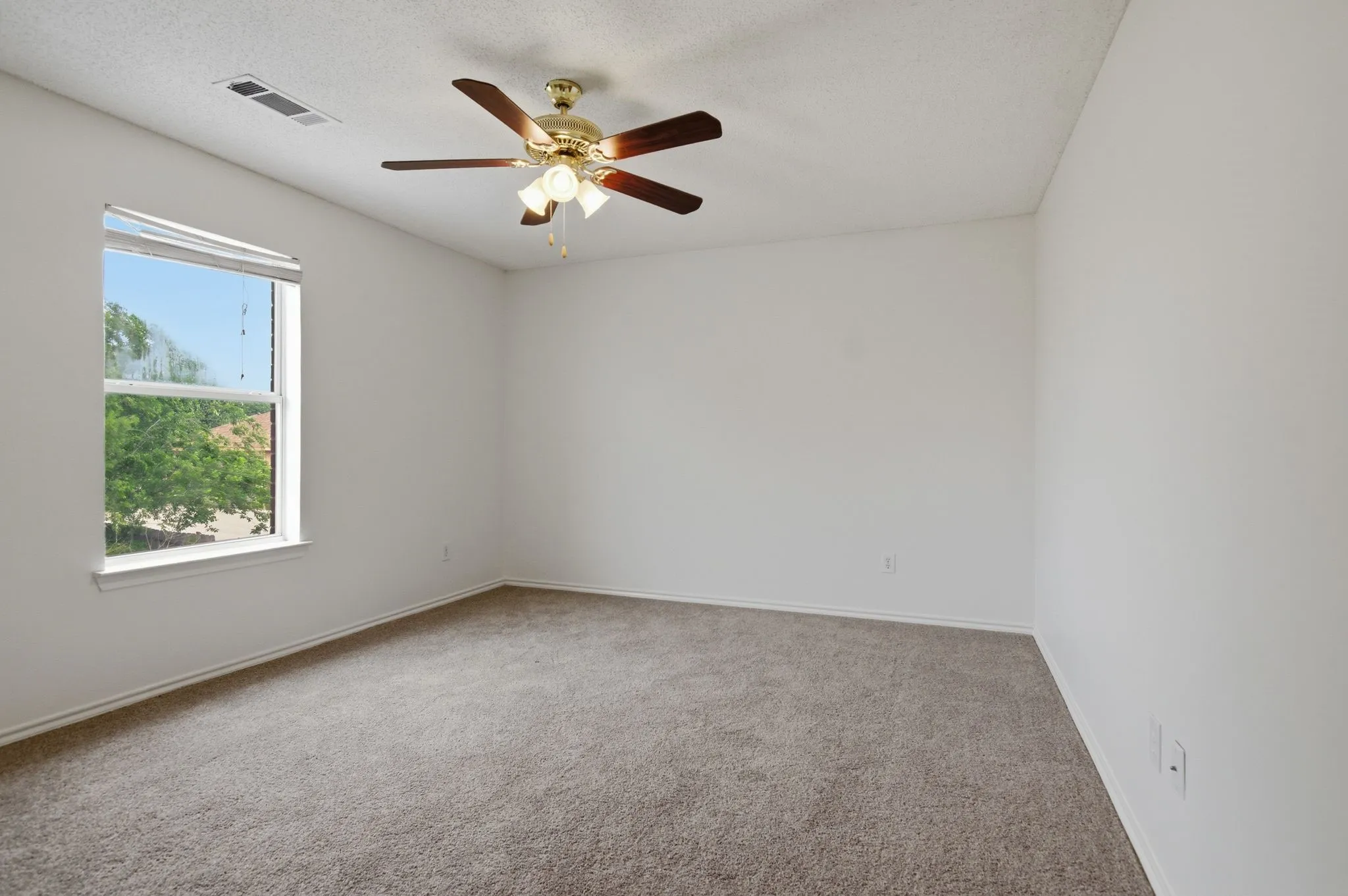 Single Family Residence For Sale in Denton County , 1001 Scenic Drive, Justin, Texas 76247, 4 Bedroom, 3 Bathroom, 2 Garage spaces, 2,552 Sqft, built in 1998, mls#21267726, Real Estate Agent in Justin, Homes For Sale in Denton county, Homes For Sale in Justin, Realtor in Justin Texas, Real Estate Brokerage Independent Realty Texas, Luminita Cordes Realtor