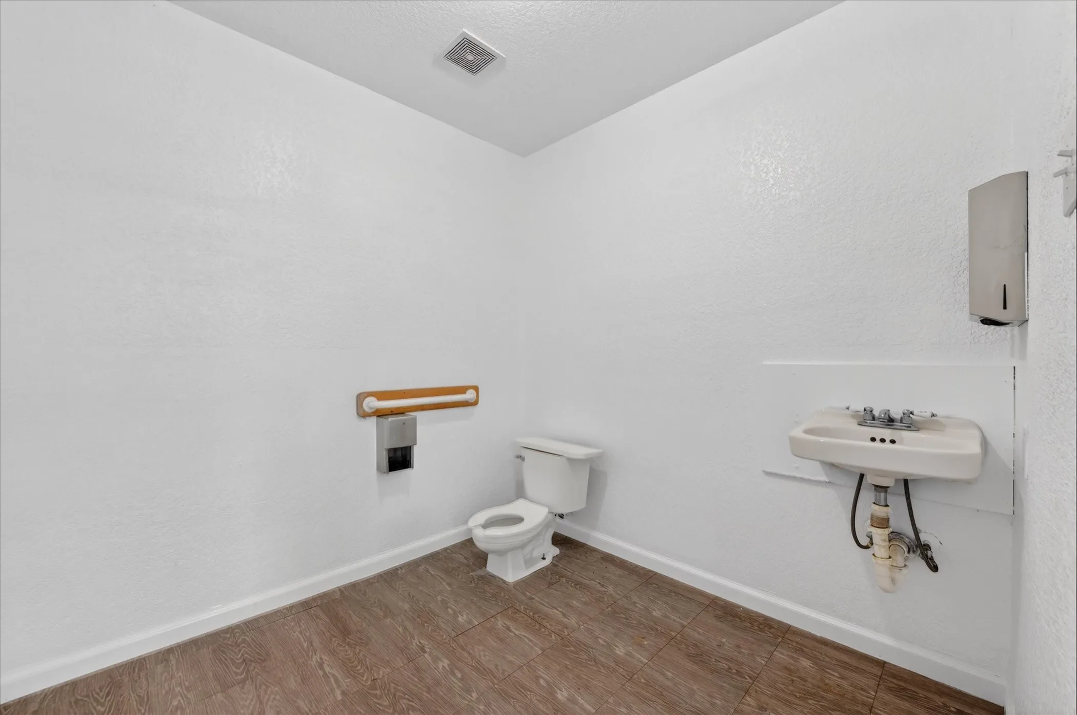Office For Sale in Parker County , 936 E Highway 199, Springtown, Texas 76082, 0, 0, Garage spaces, 0 Sqft, built in 1989, Price $695,000, mls#21267930, Real Estate Agent in Springtown, Homes For Sale in Parker county, Homes For Sale in Springtown, Realtor in Springtown Texas, Real Estate Brokerage Independent Realty Texas, Luminita Cordes Realtor