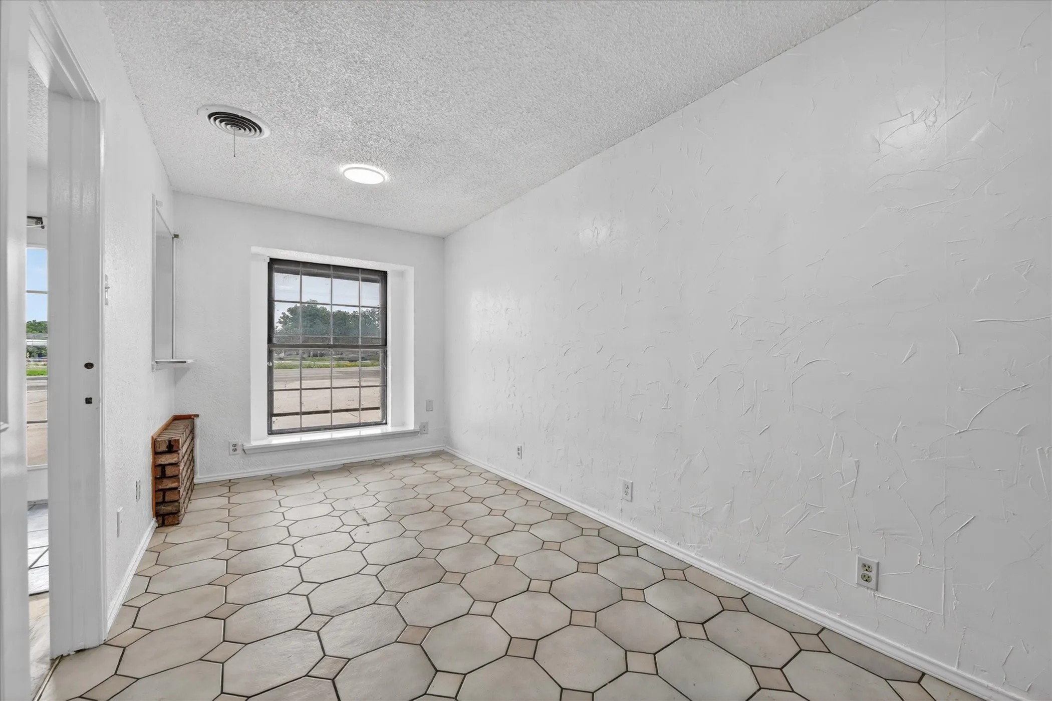 Office For Sale in Parker County , 936 E Highway 199, Springtown, Texas 76082, 0, 0, Garage spaces, 0 Sqft, built in 1989, Price $695,000, mls#21267930, Real Estate Agent in Springtown, Homes For Sale in Parker county, Homes For Sale in Springtown, Realtor in Springtown Texas, Real Estate Brokerage Independent Realty Texas, Luminita Cordes Realtor