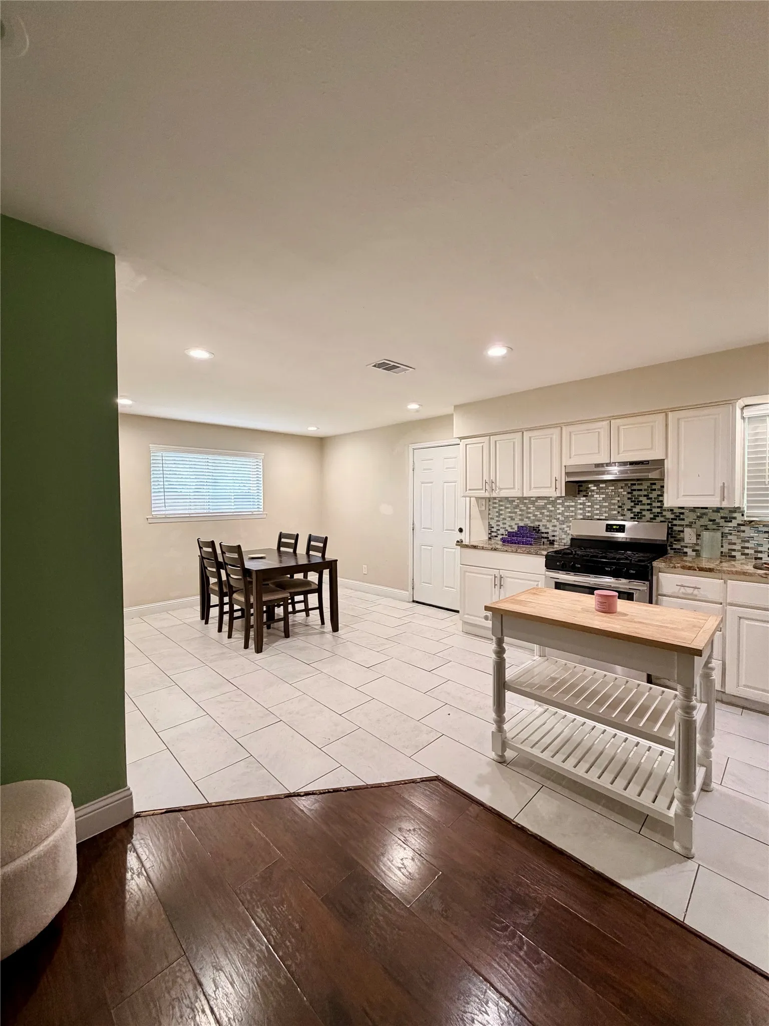 Single Family Residence For Rent in Dallas County , 9605 Kittyhawk Lane, Dallas, Texas 75217, 3 Bedrooms, 2 Bathrooms, 1 Garage spaces, 1,019 Sqft, built in 1961, Price $2,200, mls#21267963, Real Estate Agent in Dallas, Homes For Rent in Dallas county, Homes For Rent in Dallas, Realtor in Dallas Texas, Real Estate Brokerage Independent Realty Texas, Luminita Cordes Realtor