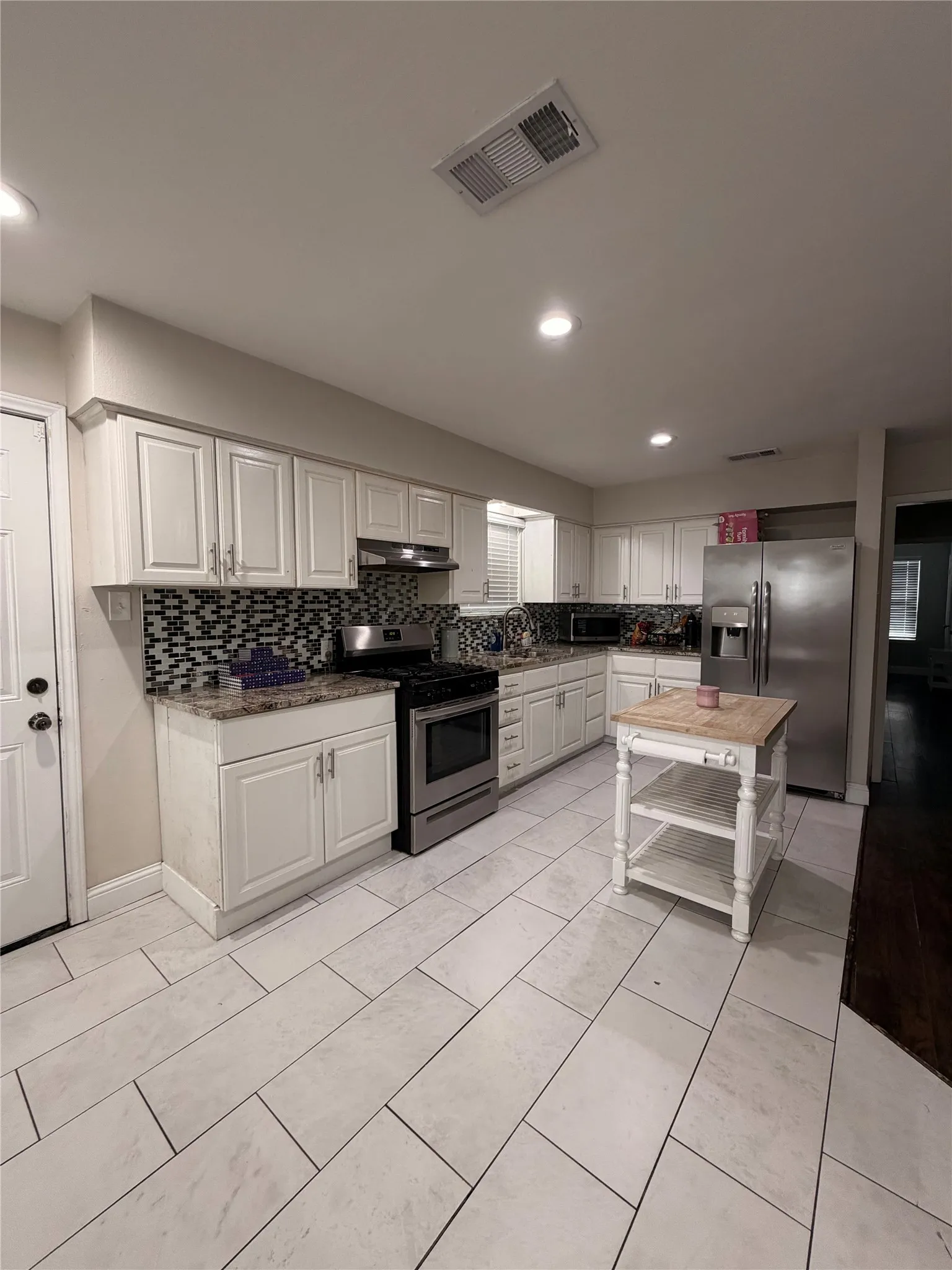 Single Family Residence For Rent in Dallas County , 9605 Kittyhawk Lane, Dallas, Texas 75217, 3 Bedrooms, 2 Bathrooms, 1 Garage spaces, 1,019 Sqft, built in 1961, Price $2,200, mls#21267963, Real Estate Agent in Dallas, Homes For Rent in Dallas county, Homes For Rent in Dallas, Realtor in Dallas Texas, Real Estate Brokerage Independent Realty Texas, Luminita Cordes Realtor