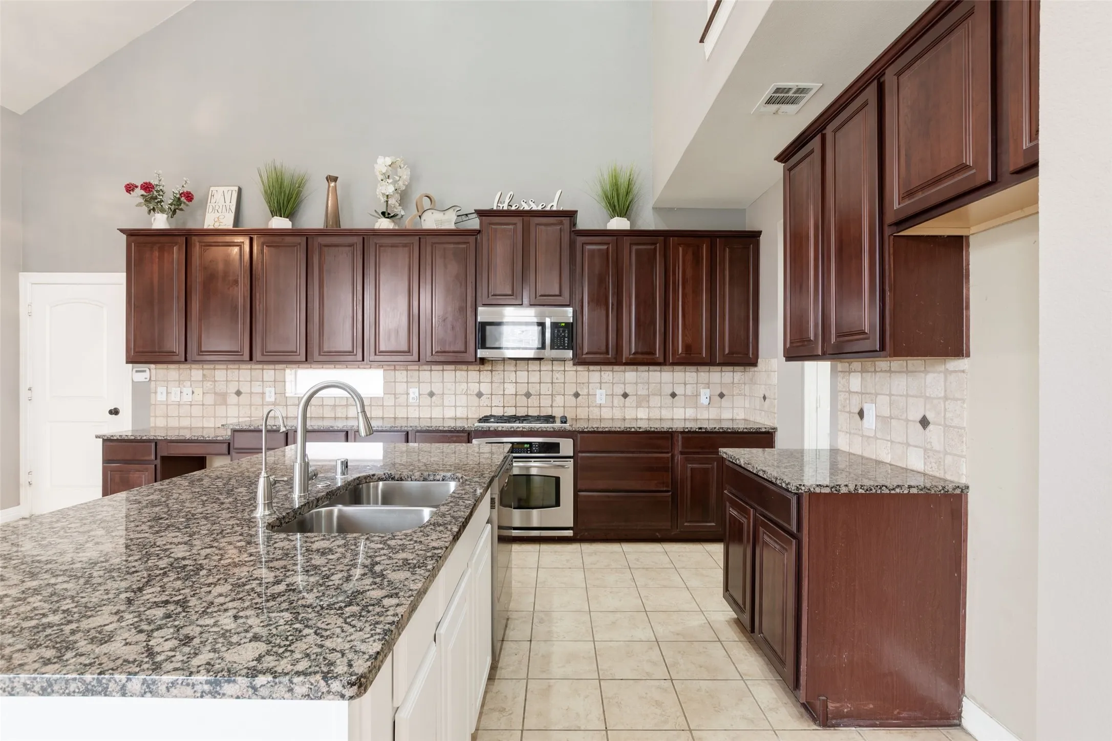 Single Family Residence For Sale in Denton County , 11202 Monarch Drive, Frisco, Texas 75033, 4 Bedroom, 3 Bathroom, 2 Garage spaces, 3,074 Sqft, built in 2005, mls#21265882, Real Estate Agent in Frisco, Homes For Sale in Denton county, Homes For Sale in Frisco, Realtor in Frisco Texas, Real Estate Brokerage Independent Realty Texas, Luminita Cordes Realtor