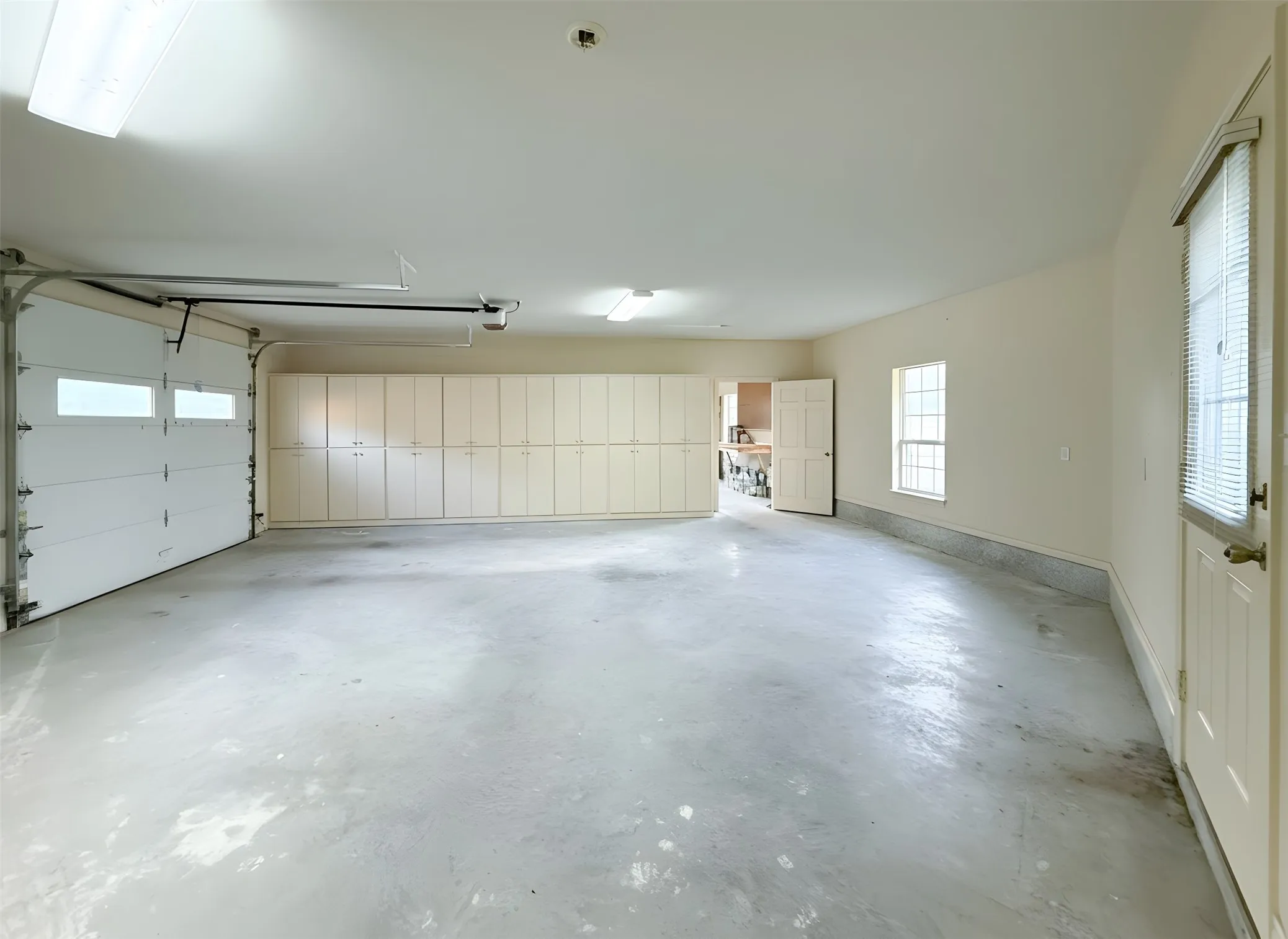 Single Family Residence For Sale in Denton County , 13001 Stonebridge Road, Argyle, Texas 76226, 5 Bedroom, 6 Bathroom, 3 Garage spaces, 4,437 Sqft, built in 1974, mls#21267488, Real Estate Agent in Argyle, Homes For Sale in Denton county, Homes For Sale in Argyle, Realtor in Argyle Texas, Real Estate Brokerage Independent Realty Texas, Luminita Cordes Realtor