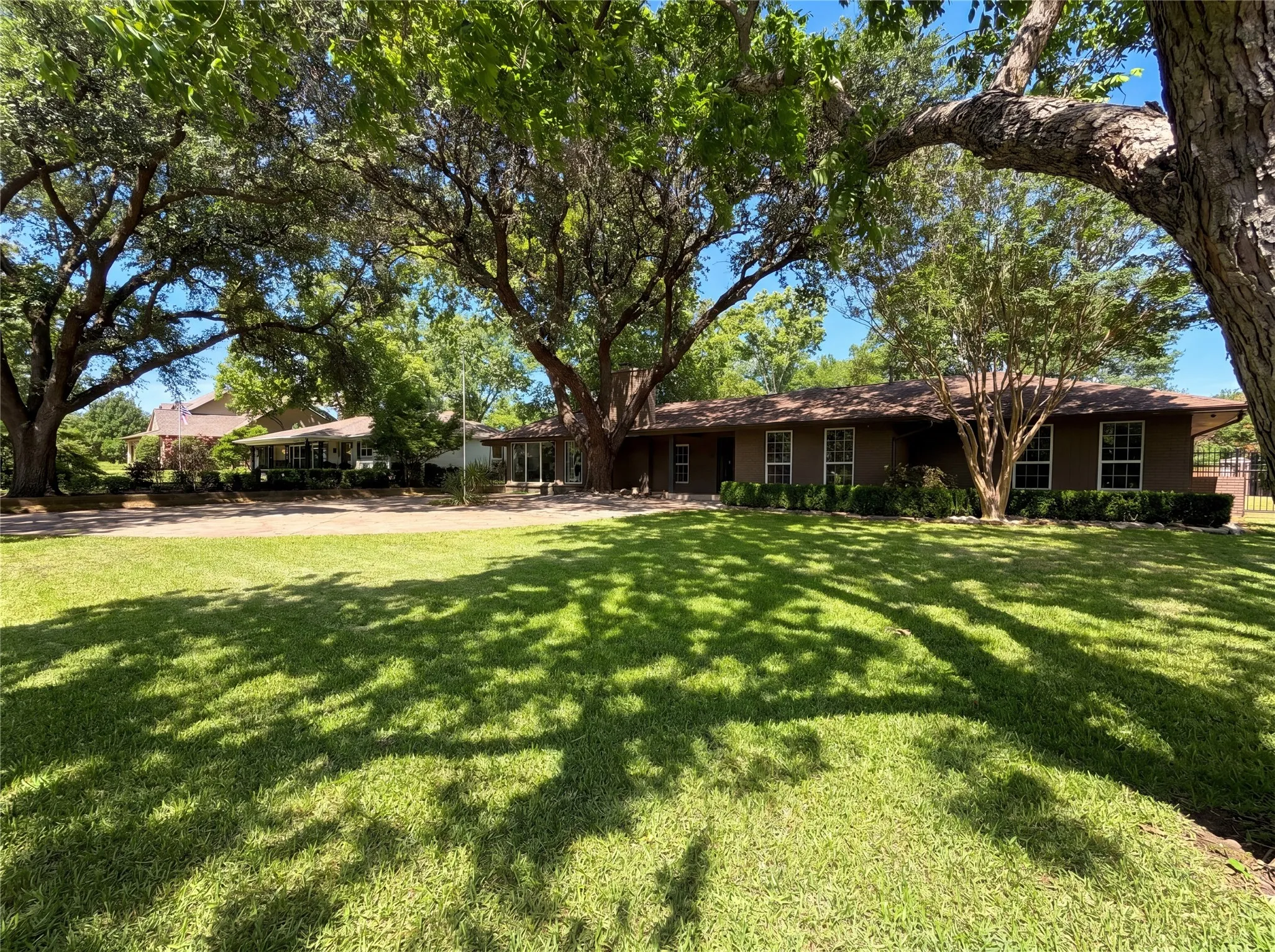 Single Family Residence For Sale in Dallas County , 11083 Erhard Drive, Dallas, Texas 75228, 4 Bedroom, 4 Bathroom, 2 Garage spaces, 4,395 Sqft, built in 1955, mls#21267825, Real Estate Agent in Dallas, Homes For Sale in Dallas county, Homes For Sale in Dallas, Realtor in Dallas Texas, Real Estate Brokerage Independent Realty Texas, Luminita Cordes Realtor