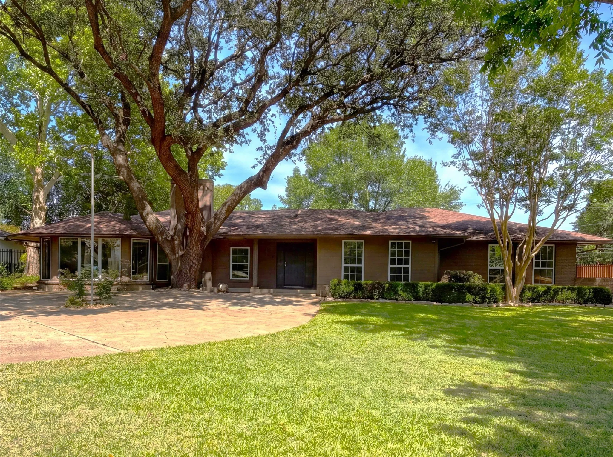 Single Family Residence For Sale in Dallas County , 11083 Erhard Drive, Dallas, Texas 75228, 4 Bedroom, 4 Bathroom, 2 Garage spaces, 4,395 Sqft, built in 1955, mls#21267825, Real Estate Agent in Dallas, Homes For Sale in Dallas county, Homes For Sale in Dallas, Realtor in Dallas Texas, Real Estate Brokerage Independent Realty Texas, Luminita Cordes Realtor