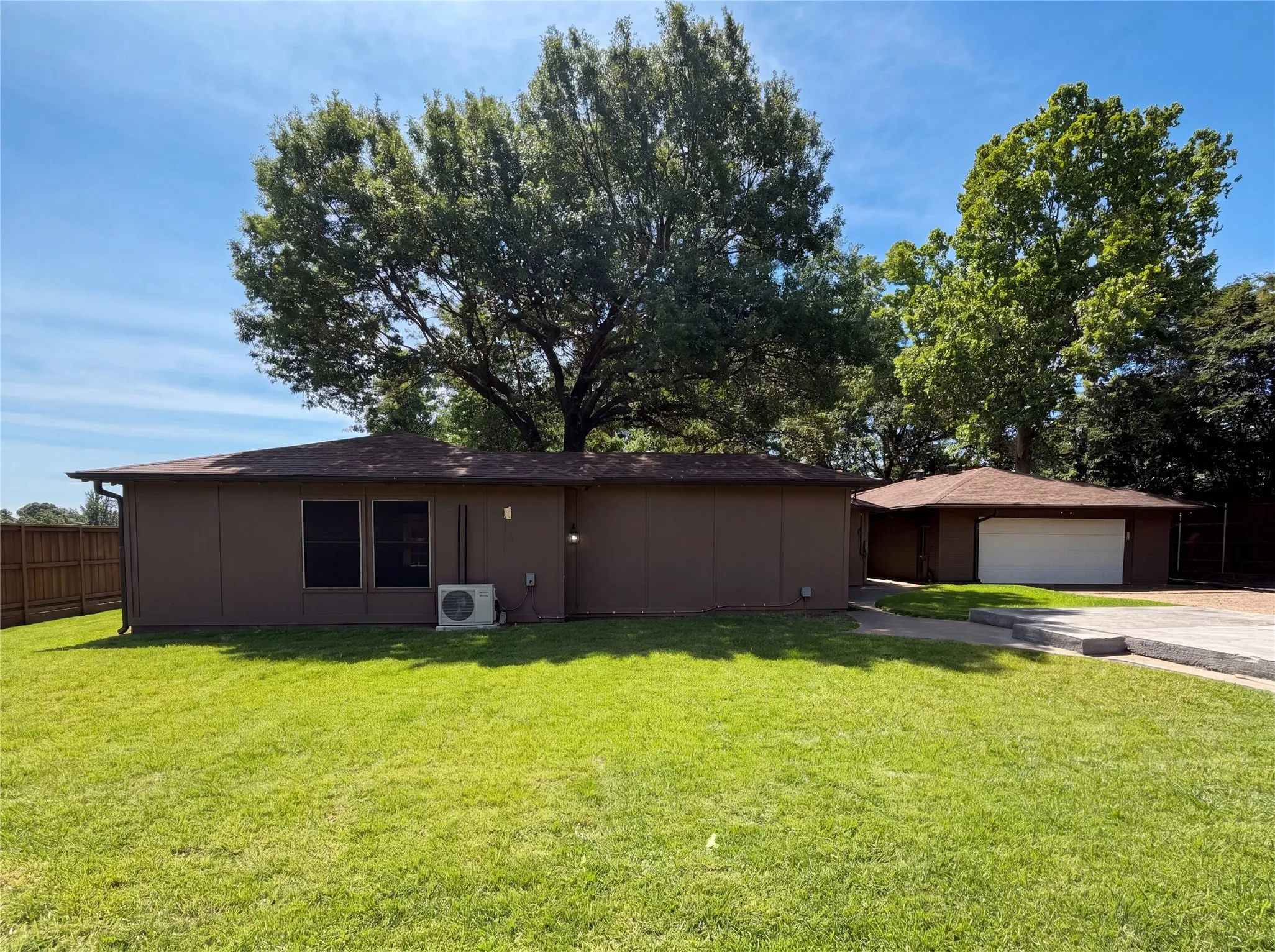 Single Family Residence For Sale in Dallas County , 11083 Erhard Drive, Dallas, Texas 75228, 4 Bedroom, 4 Bathroom, 2 Garage spaces, 4,395 Sqft, built in 1955, mls#21267825, Real Estate Agent in Dallas, Homes For Sale in Dallas county, Homes For Sale in Dallas, Realtor in Dallas Texas, Real Estate Brokerage Independent Realty Texas, Luminita Cordes Realtor