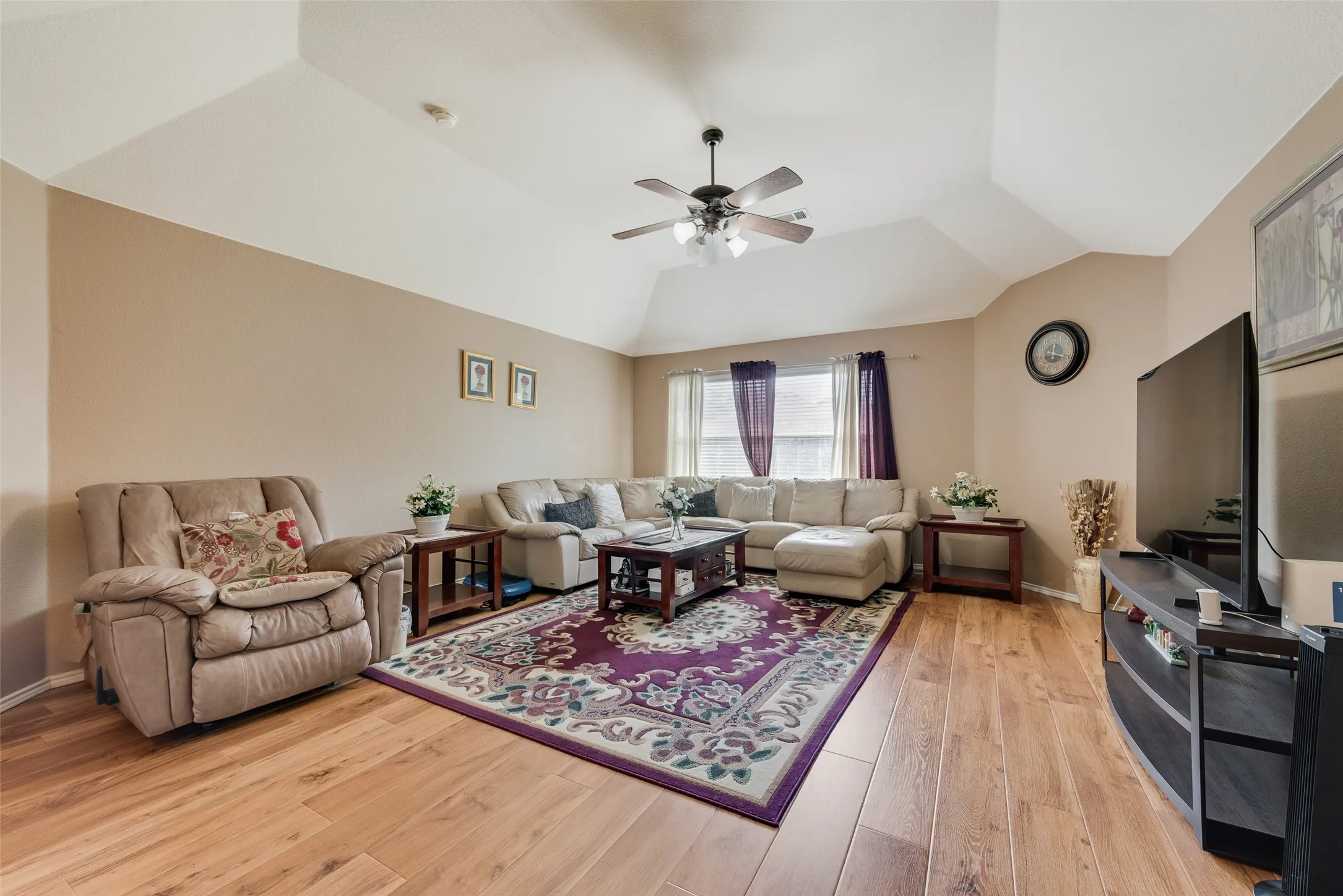 Single Family Residence For Sale in Rockwall County , 461 Sonoma Drive, Rockwall, Texas 75087, 5 Bedrooms, 3 Bathrooms, 2 Garage spaces, 3,070 Sqft, built in 2004, Price $415,000, mls#21266175, Real Estate Agent in Rockwall, Homes For Sale in Rockwall county, Homes For Sale in Rockwall, Realtor in Rockwall Texas, Real Estate Brokerage Independent Realty Texas, Luminita Cordes Realtor