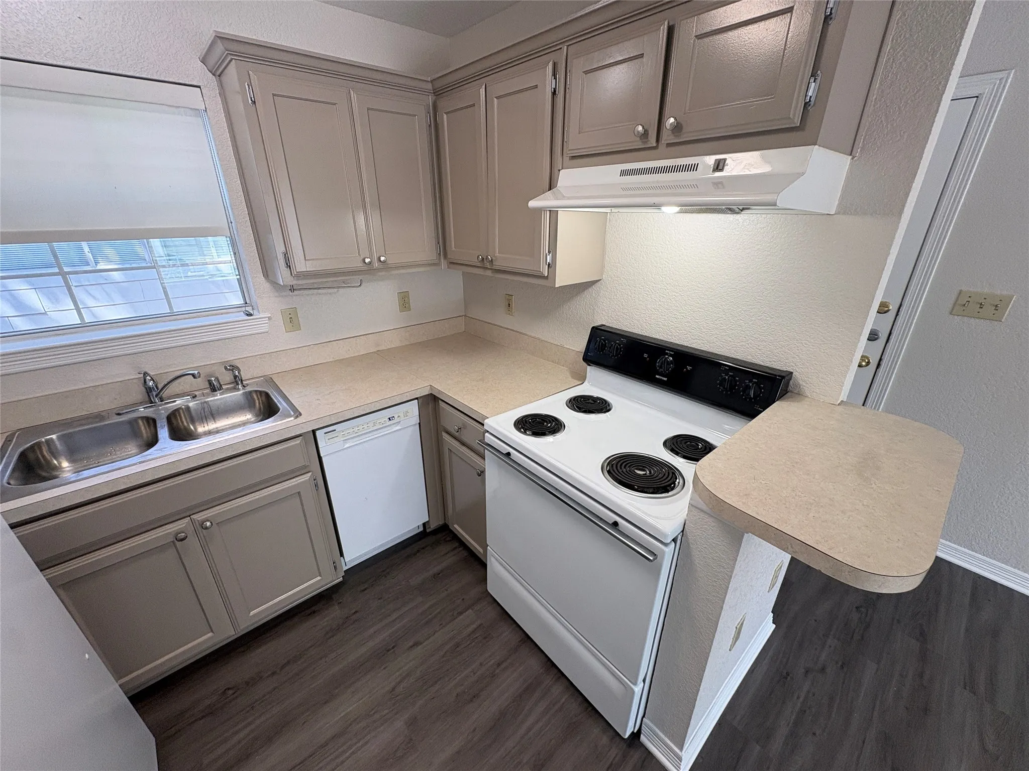 Apartment For Rent in Denton County , 219 Bryan Street 100, Denton, Texas 76201, 1 Bedroom, 1 Bathroom, Garage spaces, 540 Sqft, built in 2000, mls#21268059, Real Estate Agent in Denton, Homes For Rent in Denton county, Homes For Rent in Denton, Realtor in Denton Texas, Real Estate Brokerage Independent Realty Texas, Luminita Cordes Realtor
