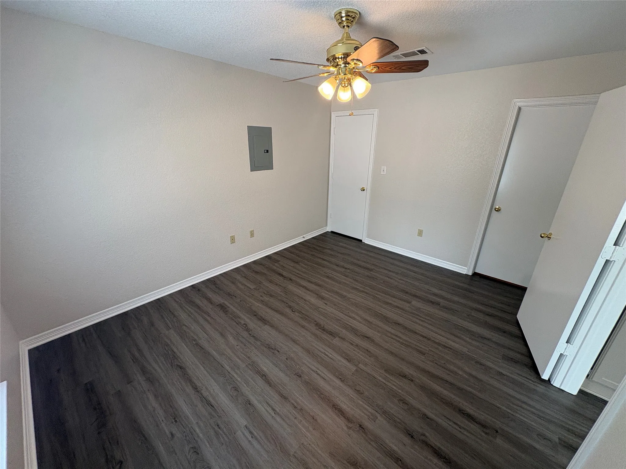 Apartment For Rent in Denton County , 219 Bryan Street 100, Denton, Texas 76201, 1 Bedroom, 1 Bathroom, Garage spaces, 540 Sqft, built in 2000, mls#21268059, Real Estate Agent in Denton, Homes For Rent in Denton county, Homes For Rent in Denton, Realtor in Denton Texas, Real Estate Brokerage Independent Realty Texas, Luminita Cordes Realtor