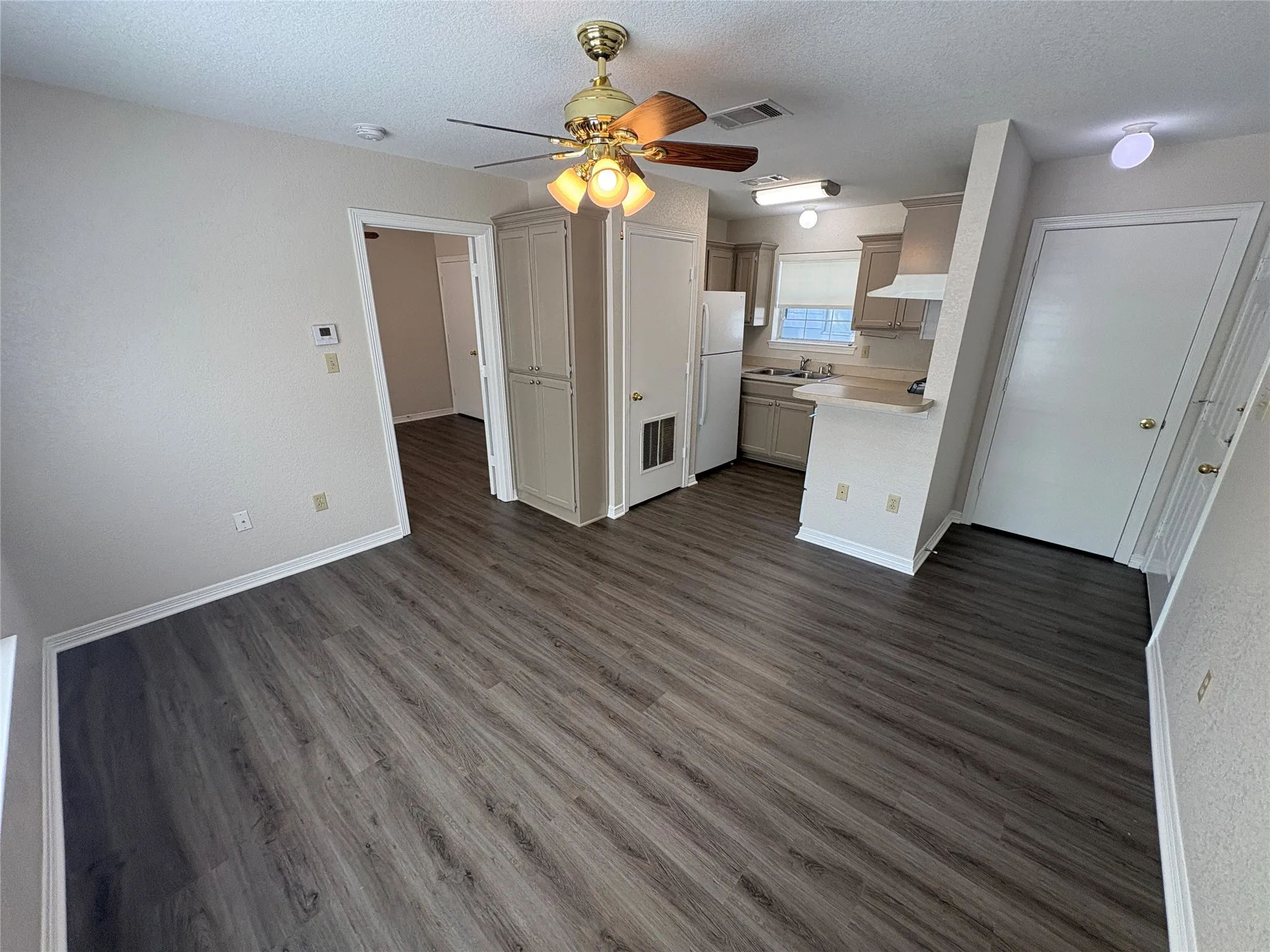 Apartment For Rent in Denton County , 219 Bryan Street 100, Denton, Texas 76201, 1 Bedroom, 1 Bathroom, Garage spaces, 540 Sqft, built in 2000, mls#21268059, Real Estate Agent in Denton, Homes For Rent in Denton county, Homes For Rent in Denton, Realtor in Denton Texas, Real Estate Brokerage Independent Realty Texas, Luminita Cordes Realtor