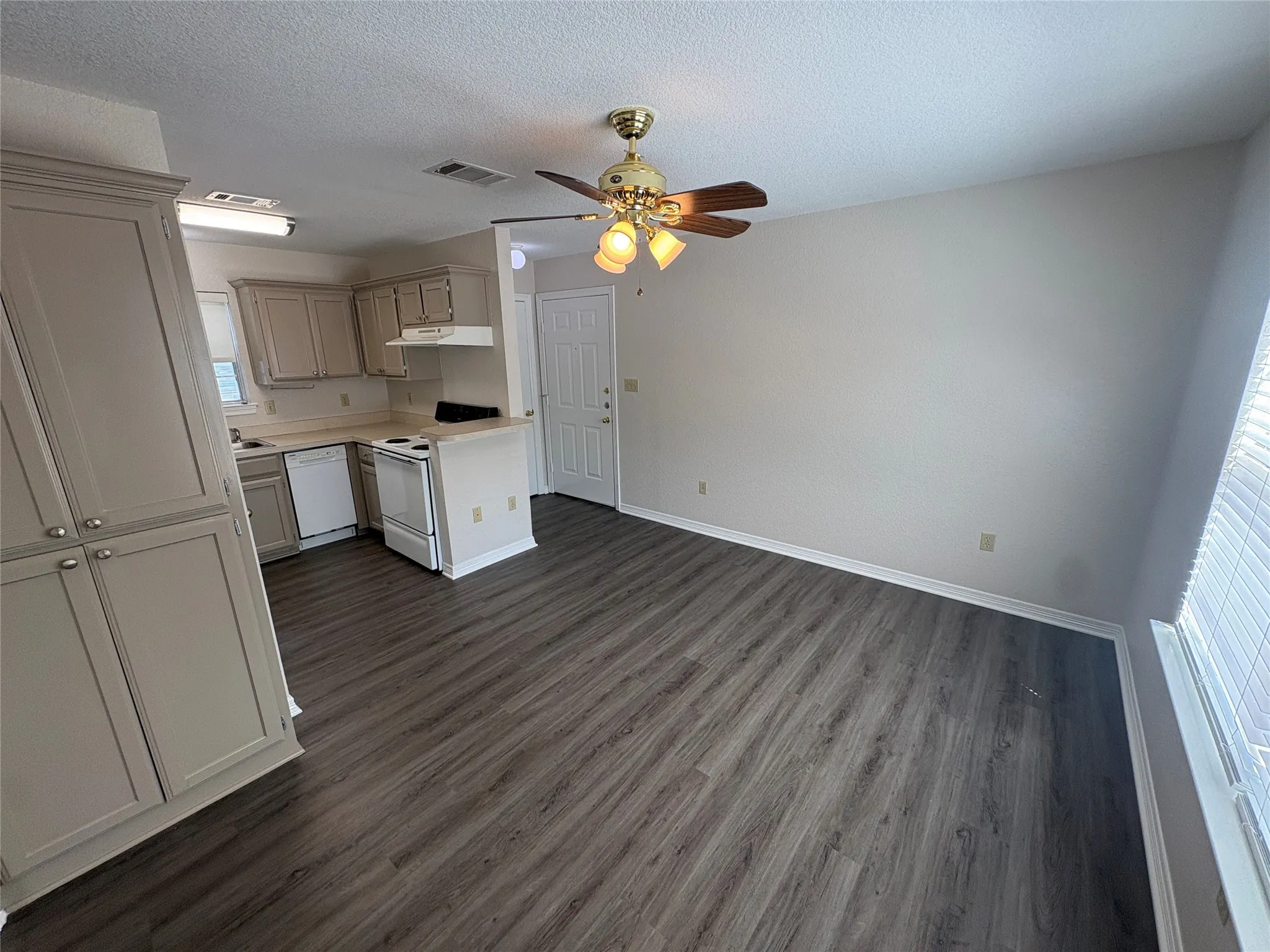 Apartment For Rent in Denton County , 219 Bryan Street 100, Denton, Texas 76201, 1 Bedroom, 1 Bathroom, Garage spaces, 540 Sqft, built in 2000, mls#21268059, Real Estate Agent in Denton, Homes For Rent in Denton county, Homes For Rent in Denton, Realtor in Denton Texas, Real Estate Brokerage Independent Realty Texas, Luminita Cordes Realtor