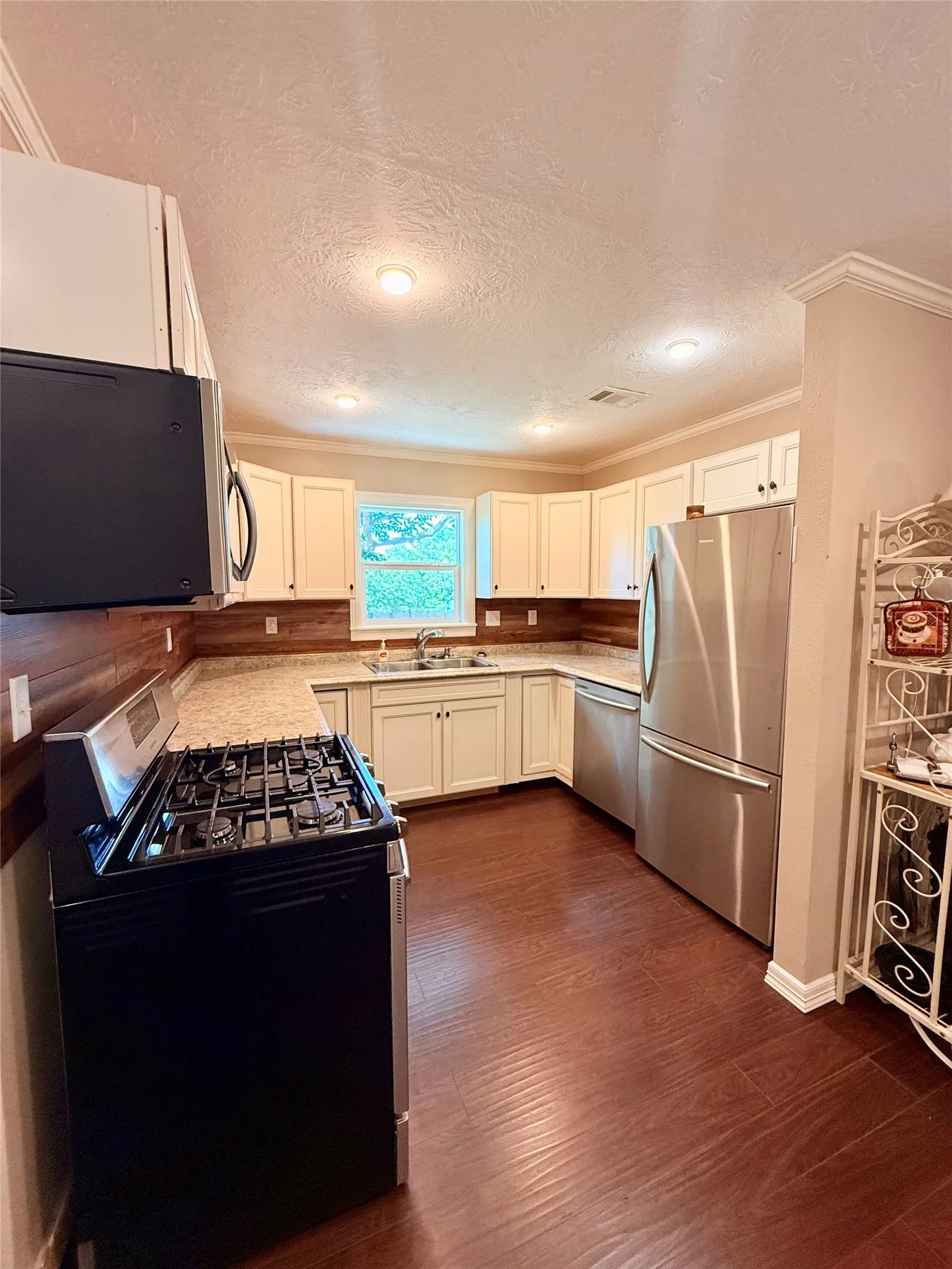 Single Family Residence For Sale in Tarrant County , 6408 Lake Vista Street, Lake Worth, Texas 76135, 4 Bedroom, 3 Bathroom, 2 Garage spaces, 1,973 Sqft, built in 1956, mls#21265937, Real Estate Agent in Lake Worth, Homes For Sale in Tarrant county, Homes For Sale in Lake Worth, Realtor in Lake Worth Texas, Real Estate Brokerage Independent Realty Texas, Luminita Cordes Realtor