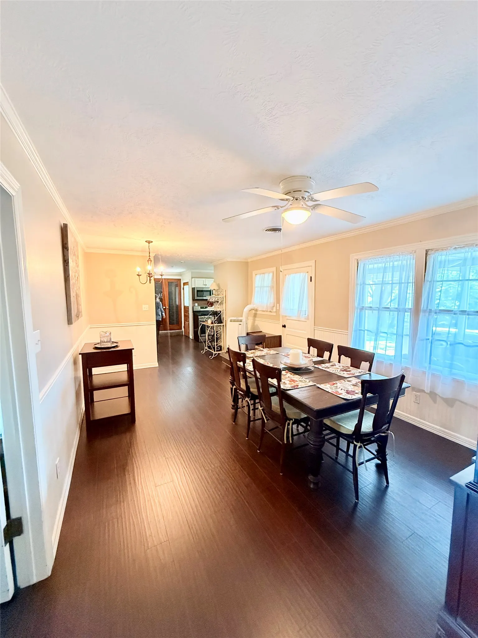 Single Family Residence For Sale in Tarrant County , 6408 Lake Vista Street, Lake Worth, Texas 76135, 4 Bedroom, 3 Bathroom, 2 Garage spaces, 1,973 Sqft, built in 1956, mls#21265937, Real Estate Agent in Lake Worth, Homes For Sale in Tarrant county, Homes For Sale in Lake Worth, Realtor in Lake Worth Texas, Real Estate Brokerage Independent Realty Texas, Luminita Cordes Realtor