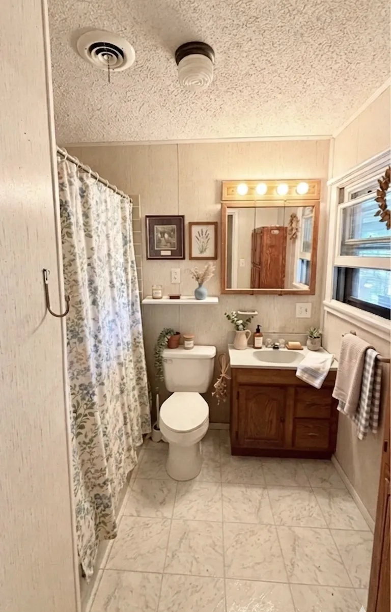 Single Family Residence For Sale in Tarrant County , 6408 Lake Vista Street, Lake Worth, Texas 76135, 4 Bedroom, 3 Bathroom, 2 Garage spaces, 1,973 Sqft, built in 1956, mls#21265937, Real Estate Agent in Lake Worth, Homes For Sale in Tarrant county, Homes For Sale in Lake Worth, Realtor in Lake Worth Texas, Real Estate Brokerage Independent Realty Texas, Luminita Cordes Realtor