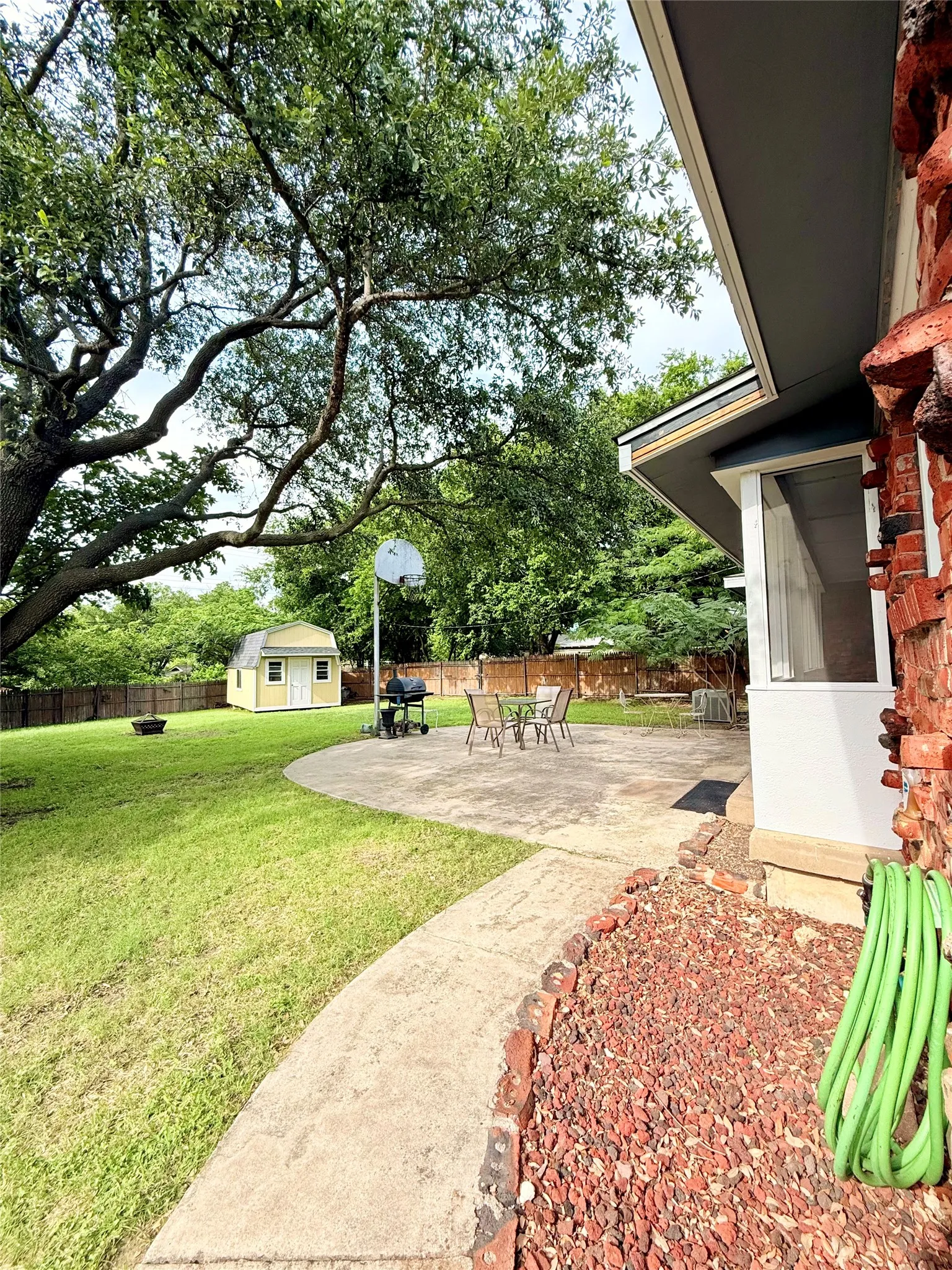 Single Family Residence For Sale in Tarrant County , 6408 Lake Vista Street, Lake Worth, Texas 76135, 4 Bedroom, 3 Bathroom, 2 Garage spaces, 1,973 Sqft, built in 1956, mls#21265937, Real Estate Agent in Lake Worth, Homes For Sale in Tarrant county, Homes For Sale in Lake Worth, Realtor in Lake Worth Texas, Real Estate Brokerage Independent Realty Texas, Luminita Cordes Realtor