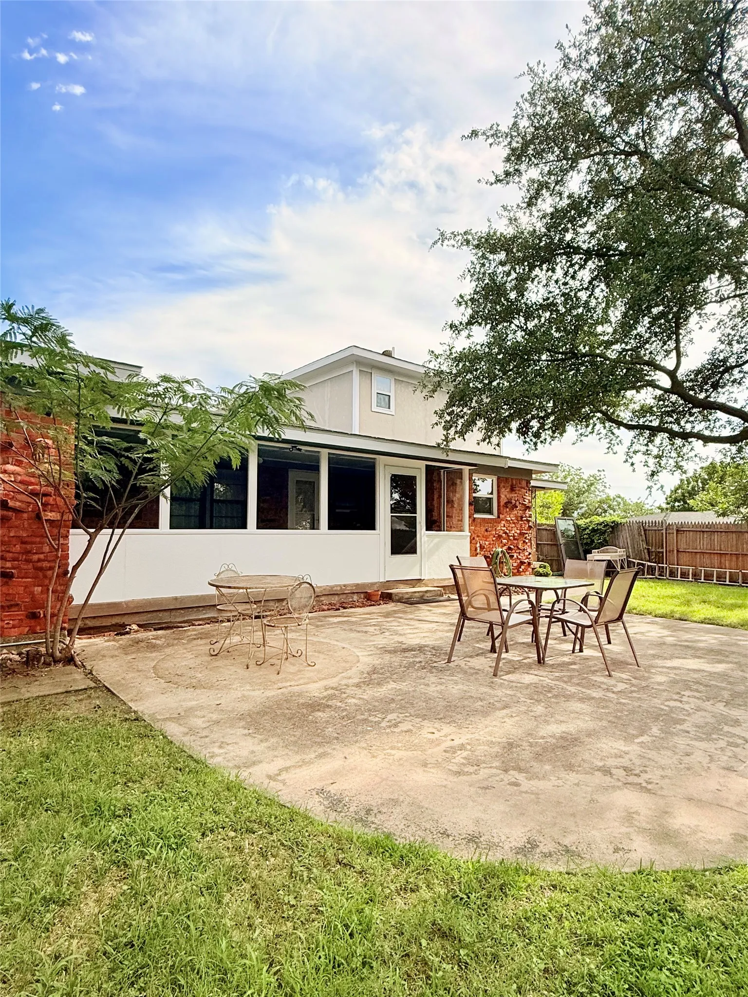 Single Family Residence For Sale in Tarrant County , 6408 Lake Vista Street, Lake Worth, Texas 76135, 4 Bedroom, 3 Bathroom, 2 Garage spaces, 1,973 Sqft, built in 1956, mls#21265937, Real Estate Agent in Lake Worth, Homes For Sale in Tarrant county, Homes For Sale in Lake Worth, Realtor in Lake Worth Texas, Real Estate Brokerage Independent Realty Texas, Luminita Cordes Realtor