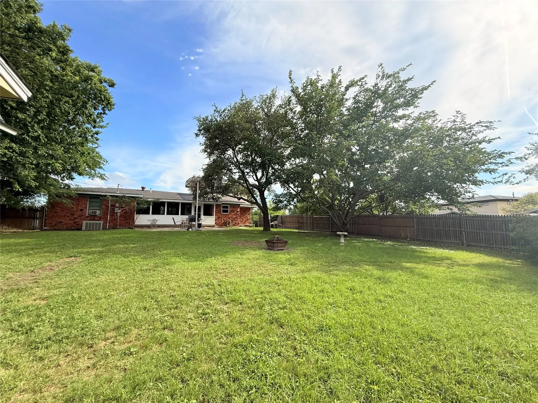Single Family Residence For Sale in Tarrant County , 6408 Lake Vista Street, Lake Worth, Texas 76135, 4 Bedroom, 3 Bathroom, 2 Garage spaces, 1,973 Sqft, built in 1956, mls#21265937, Real Estate Agent in Lake Worth, Homes For Sale in Tarrant county, Homes For Sale in Lake Worth, Realtor in Lake Worth Texas, Real Estate Brokerage Independent Realty Texas, Luminita Cordes Realtor