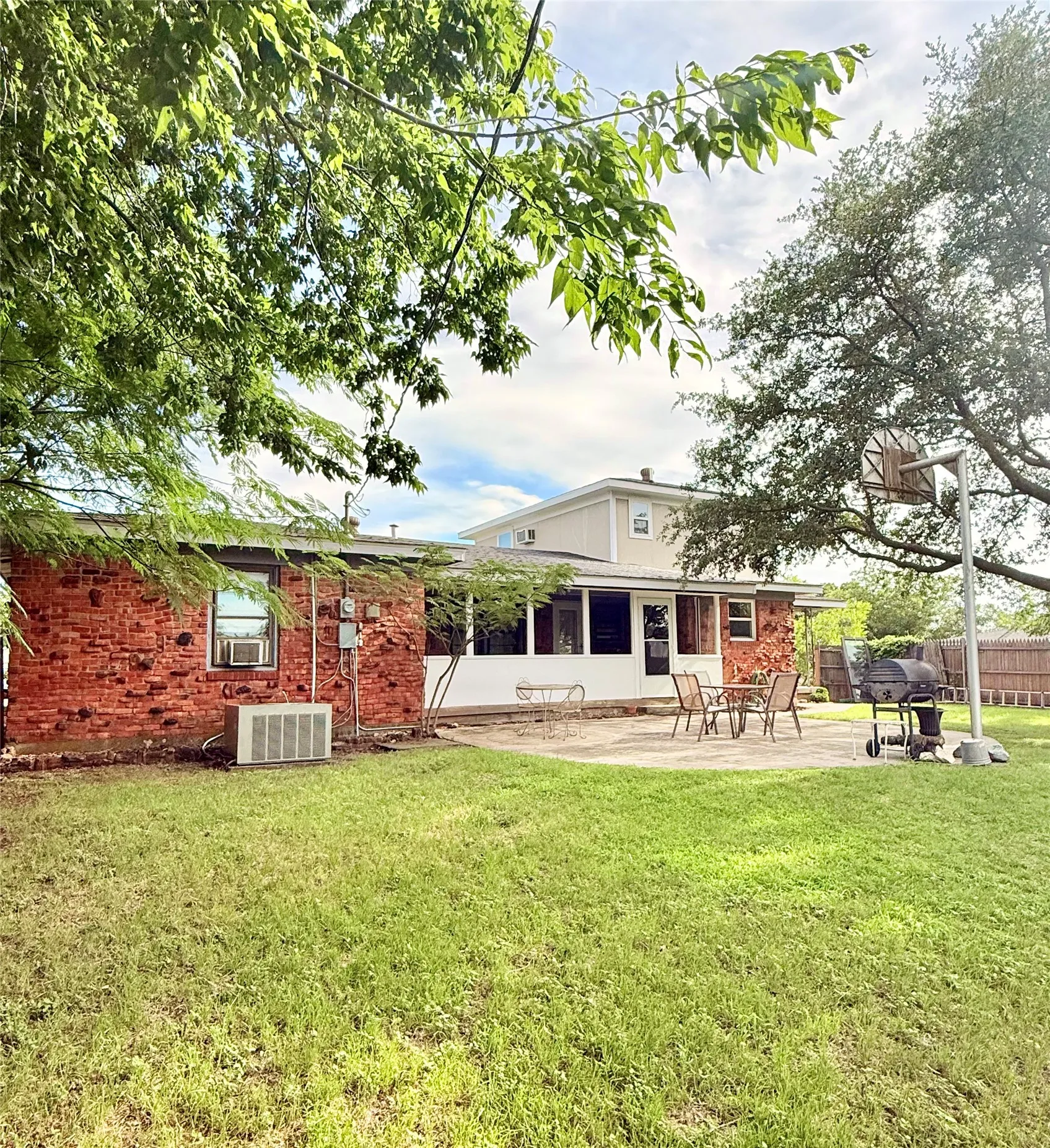 Single Family Residence For Sale in Tarrant County , 6408 Lake Vista Street, Lake Worth, Texas 76135, 4 Bedroom, 3 Bathroom, 2 Garage spaces, 1,973 Sqft, built in 1956, mls#21265937, Real Estate Agent in Lake Worth, Homes For Sale in Tarrant county, Homes For Sale in Lake Worth, Realtor in Lake Worth Texas, Real Estate Brokerage Independent Realty Texas, Luminita Cordes Realtor