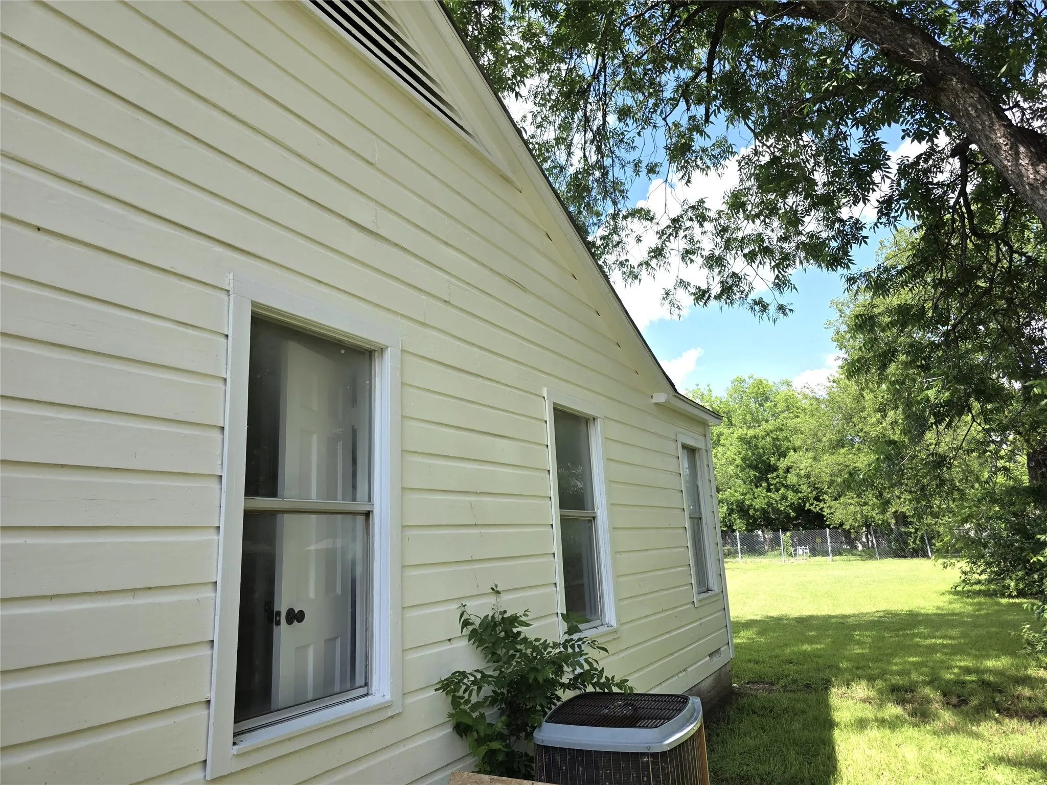 Single Family Residence For Sale in Brown County , 2406 Elizabeth Drive, Brownwood, Texas 76801, 3 Bedroom, 1 Bathroom, 1 Garage spaces, 1,148 Sqft, built in 0, mls#21267247, Real Estate Agent in Brownwood, Homes For Sale in Brown county, Homes For Sale in Brownwood, Realtor in Brownwood Texas, Real Estate Brokerage Independent Realty Texas, Luminita Cordes Realtor