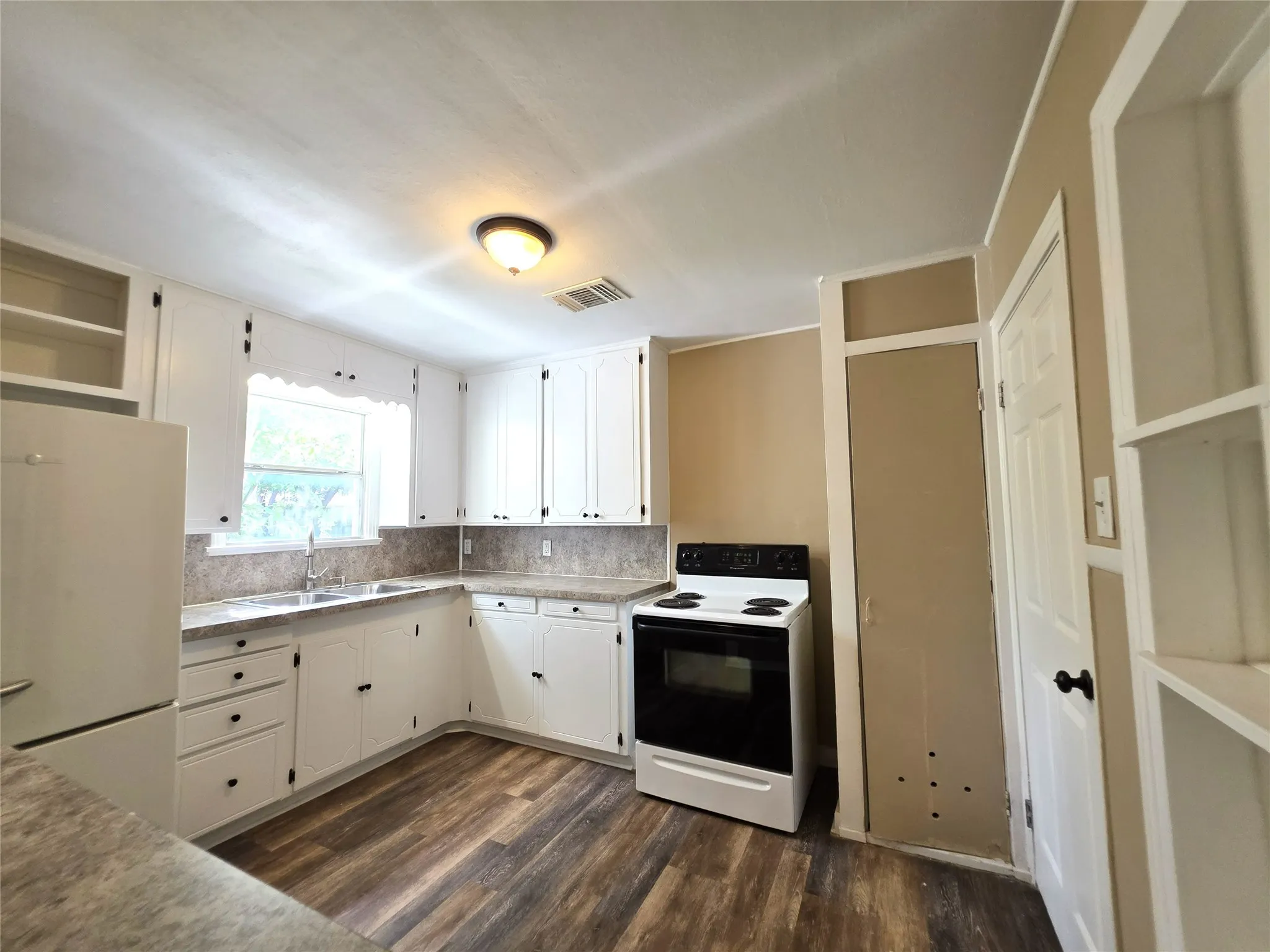 Single Family Residence For Sale in Brown County , 2406 Elizabeth Drive, Brownwood, Texas 76801, 3 Bedroom, 1 Bathroom, 1 Garage spaces, 1,148 Sqft, built in 0, mls#21267247, Real Estate Agent in Brownwood, Homes For Sale in Brown county, Homes For Sale in Brownwood, Realtor in Brownwood Texas, Real Estate Brokerage Independent Realty Texas, Luminita Cordes Realtor