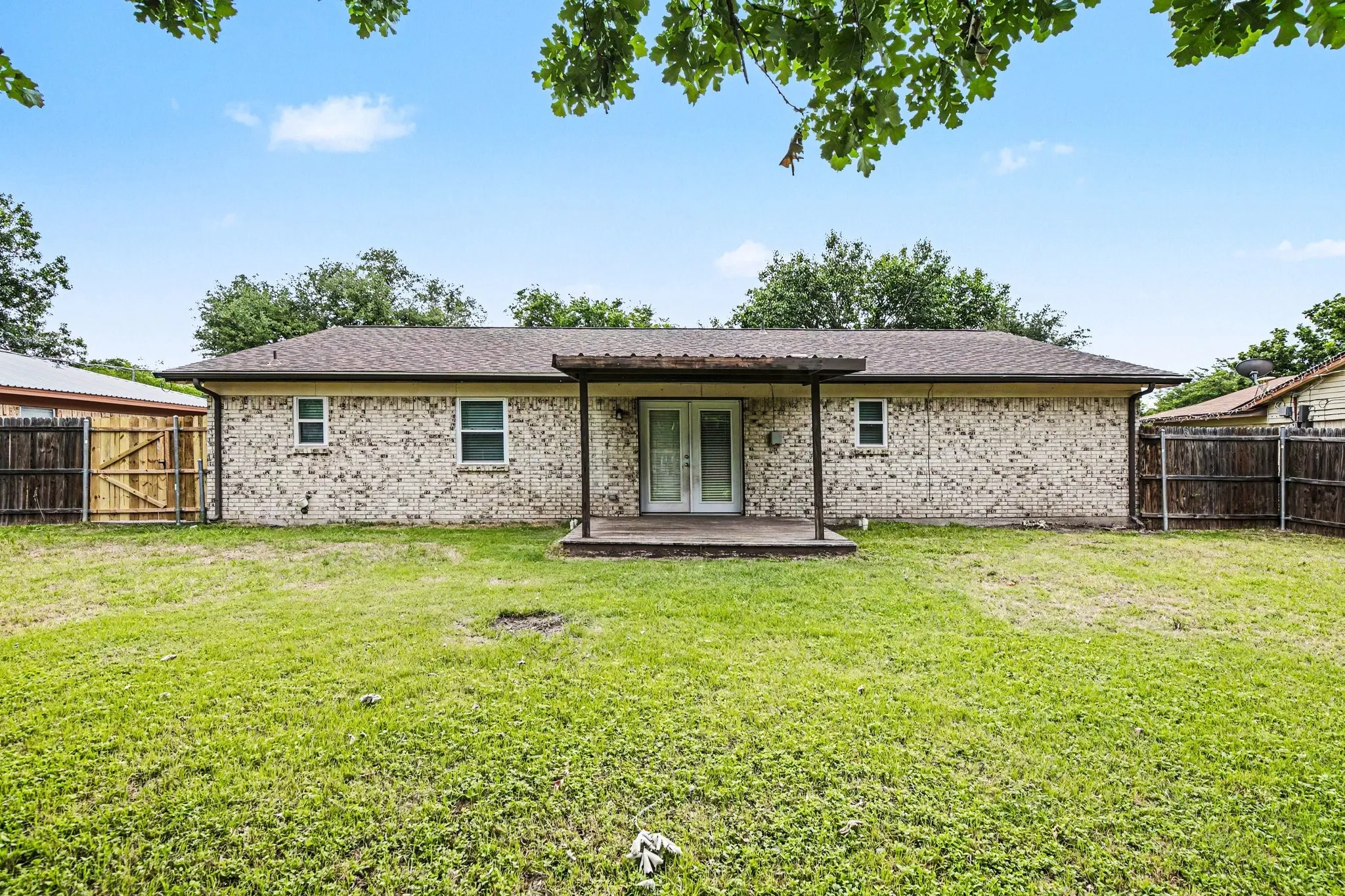 Single Family Residence For Sale in Tarrant County , 902 Kerry Street, Benbrook, Texas 76126, 3 Bedroom, 2 Bathroom, 2 Garage spaces, 1,545 Sqft, built in 1971, mls#21268181, Real Estate Agent in Benbrook, Homes For Sale in Tarrant county, Homes For Sale in Benbrook, Realtor in Benbrook Texas, Real Estate Brokerage Independent Realty Texas, Luminita Cordes Realtor