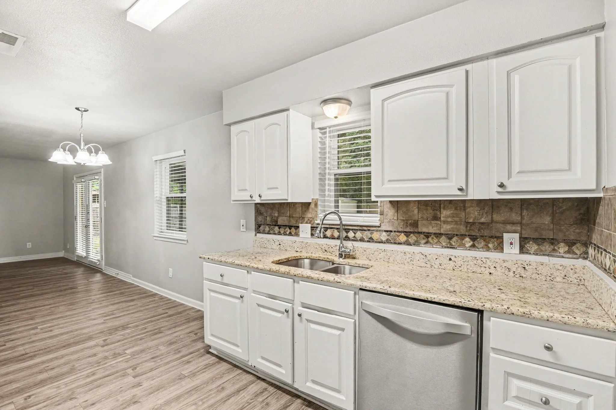 Single Family Residence For Sale in Tarrant County , 902 Kerry Street, Benbrook, Texas 76126, 3 Bedroom, 2 Bathroom, 2 Garage spaces, 1,545 Sqft, built in 1971, mls#21268181, Real Estate Agent in Benbrook, Homes For Sale in Tarrant county, Homes For Sale in Benbrook, Realtor in Benbrook Texas, Real Estate Brokerage Independent Realty Texas, Luminita Cordes Realtor