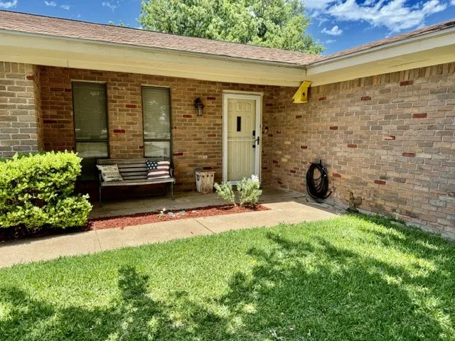 Single Family Residence For Sale in Erath County , 301 Bluebonnet Street, Stephenville, Texas 76401, 3 Bedroom, 2 Bathroom, 1 Garage spaces, 1,463 Sqft, built in 1983, mls#21268110, Real Estate Agent in Stephenville, Homes For Sale in Erath county, Homes For Sale in Stephenville, Realtor in Stephenville Texas, Real Estate Brokerage Independent Realty Texas, Luminita Cordes Realtor
