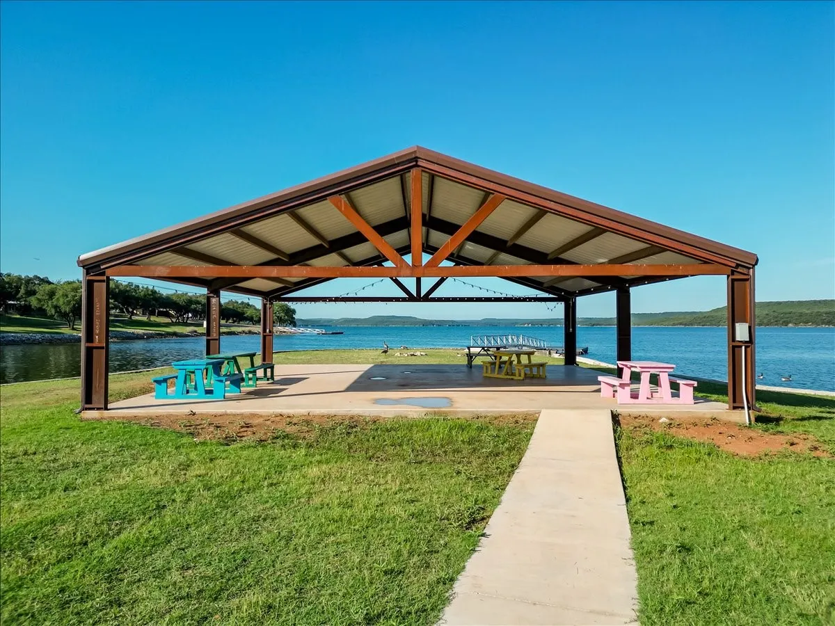 Community pavilion with amazing views!  It's great for entertaining or going to community events!  There are farmers markets here, pot luck dinners, bbq cook offs, engagment parties, weddings and more!