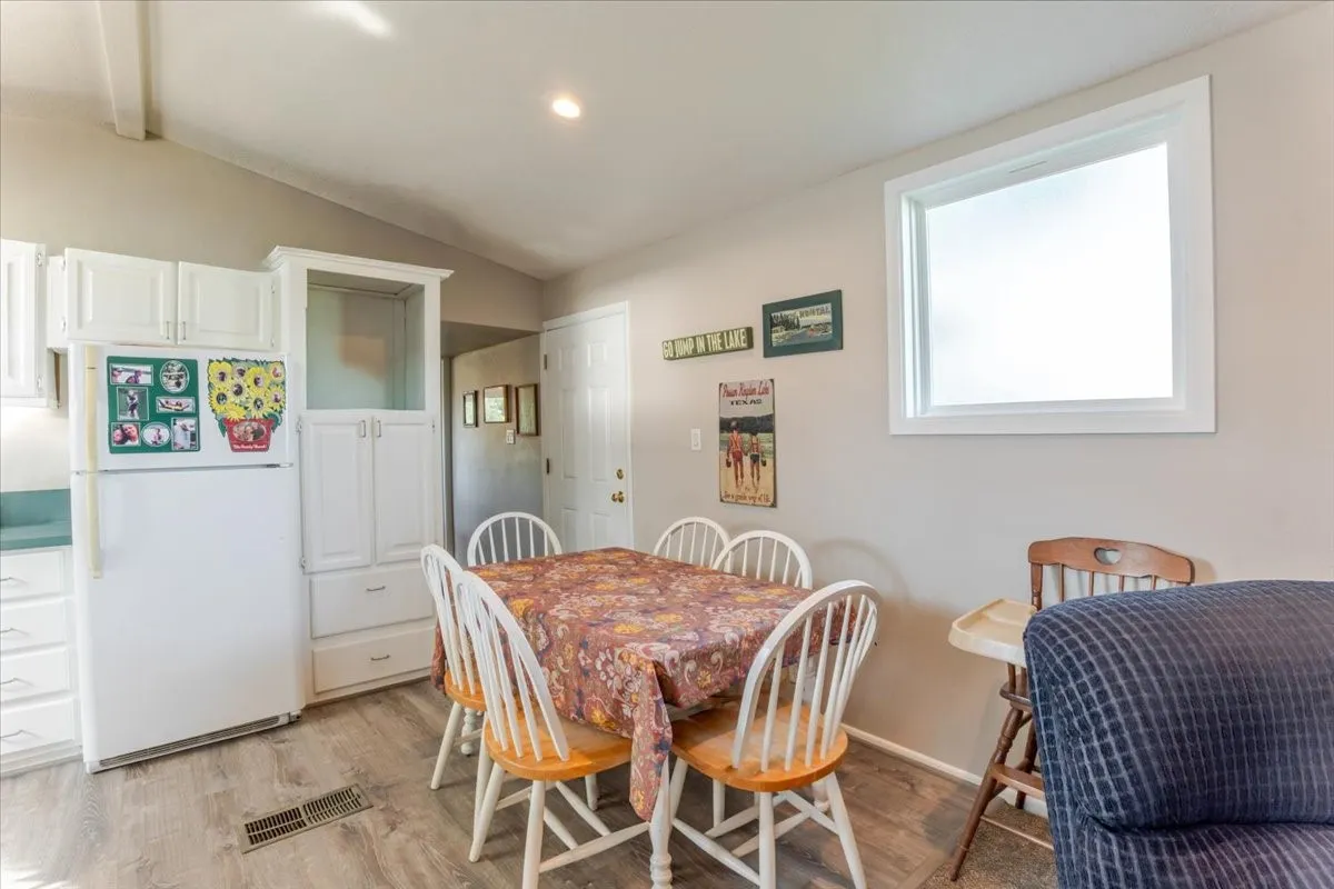 Nice eat-in kitchen!