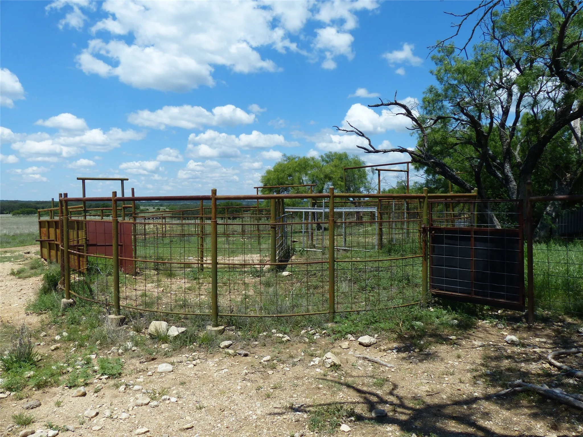 Farm For Sale in Mc Culloch County , 1825 FM 1028, Rochelle, Texas 76872, 2 Bedroom, 2 Bathroom, Garage spaces, 2,090 Sqft, built in 2000, mls#21268255, Real Estate Agent in Rochelle, Homes For Sale in Mc Culloch county, Homes For Sale in Rochelle, Realtor in Rochelle Texas, Real Estate Brokerage Independent Realty Texas, Luminita Cordes Realtor