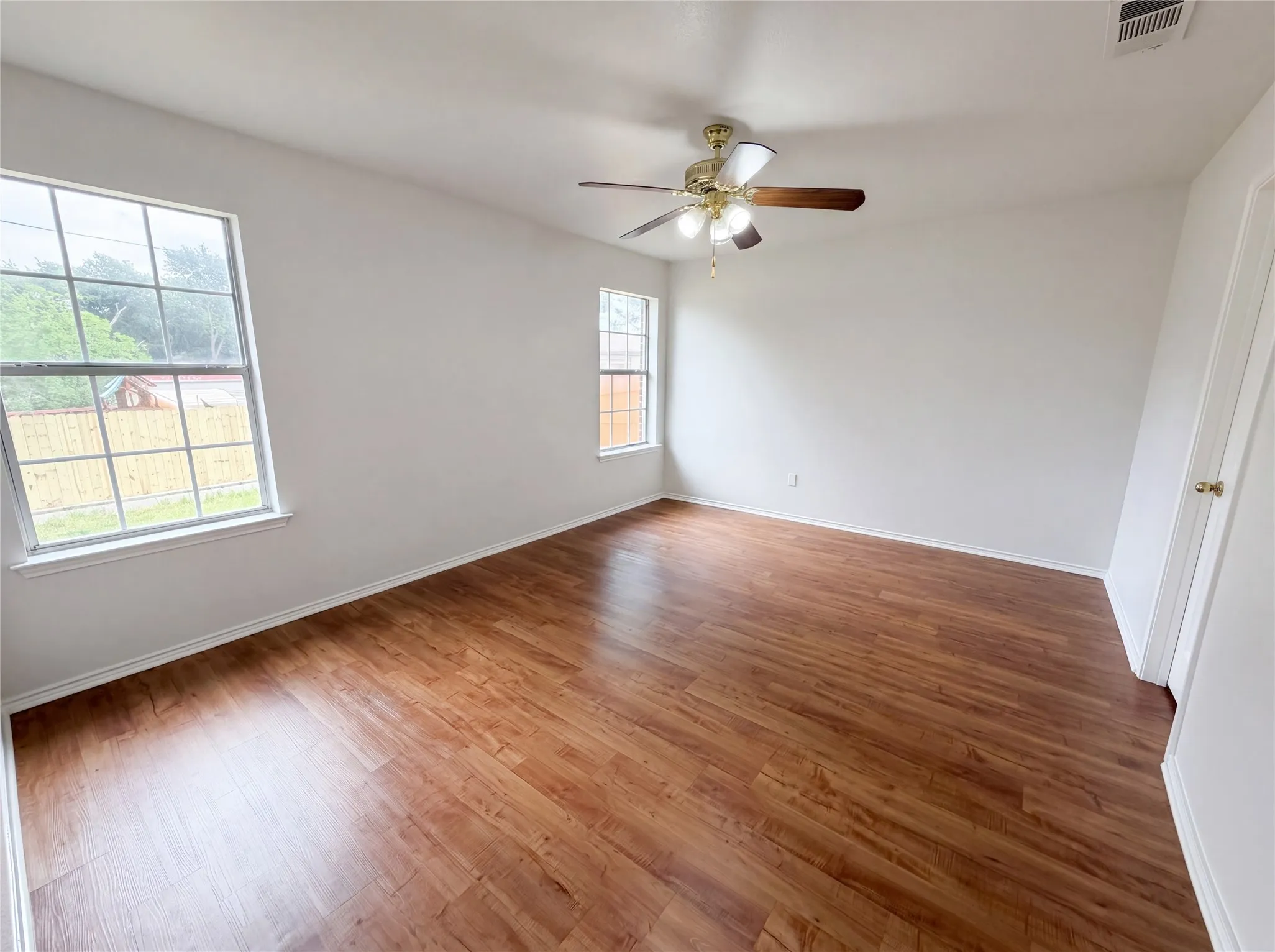 Single Family Residence For Sale in Dallas County , 5432 Nuthatch Street, Dallas, Texas 75236, 3 Bedroom, 2 Bathroom, 2 Garage spaces, 1,323 Sqft, built in 2001, mls#21268315, Real Estate Agent in Dallas, Homes For Sale in Dallas county, Homes For Sale in Dallas, Realtor in Dallas Texas, Real Estate Brokerage Independent Realty Texas, Luminita Cordes Realtor
