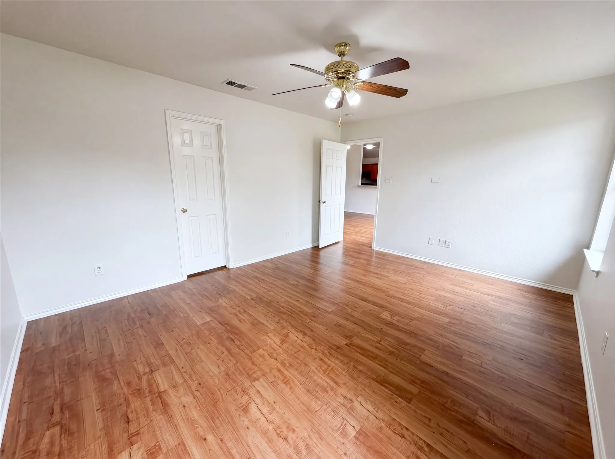 Single Family Residence For Sale in Dallas County , 5432 Nuthatch Street, Dallas, Texas 75236, 3 Bedroom, 2 Bathroom, 2 Garage spaces, 1,323 Sqft, built in 2001, mls#21268315, Real Estate Agent in Dallas, Homes For Sale in Dallas county, Homes For Sale in Dallas, Realtor in Dallas Texas, Real Estate Brokerage Independent Realty Texas, Luminita Cordes Realtor