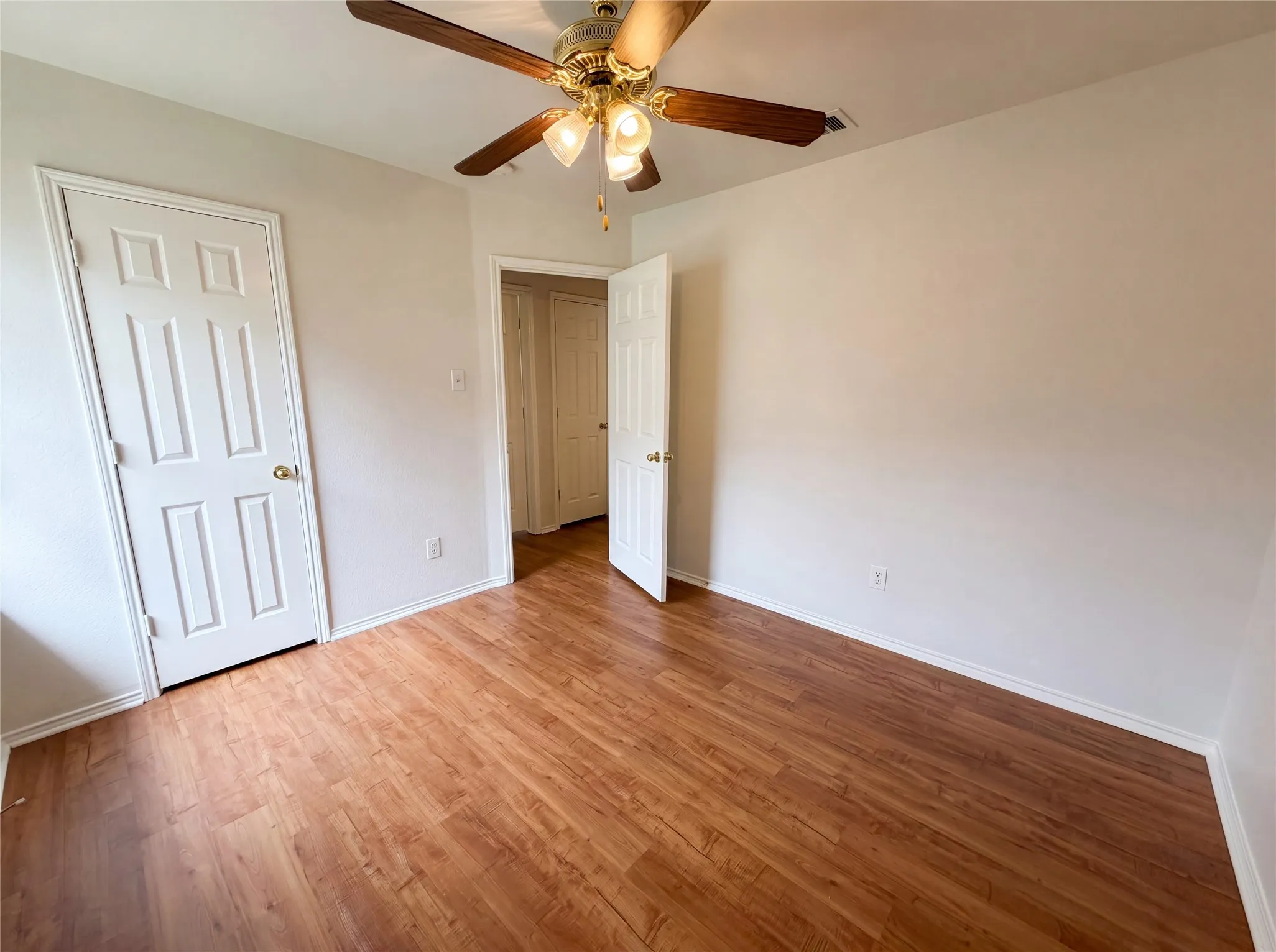 Single Family Residence For Sale in Dallas County , 5432 Nuthatch Street, Dallas, Texas 75236, 3 Bedroom, 2 Bathroom, 2 Garage spaces, 1,323 Sqft, built in 2001, mls#21268315, Real Estate Agent in Dallas, Homes For Sale in Dallas county, Homes For Sale in Dallas, Realtor in Dallas Texas, Real Estate Brokerage Independent Realty Texas, Luminita Cordes Realtor