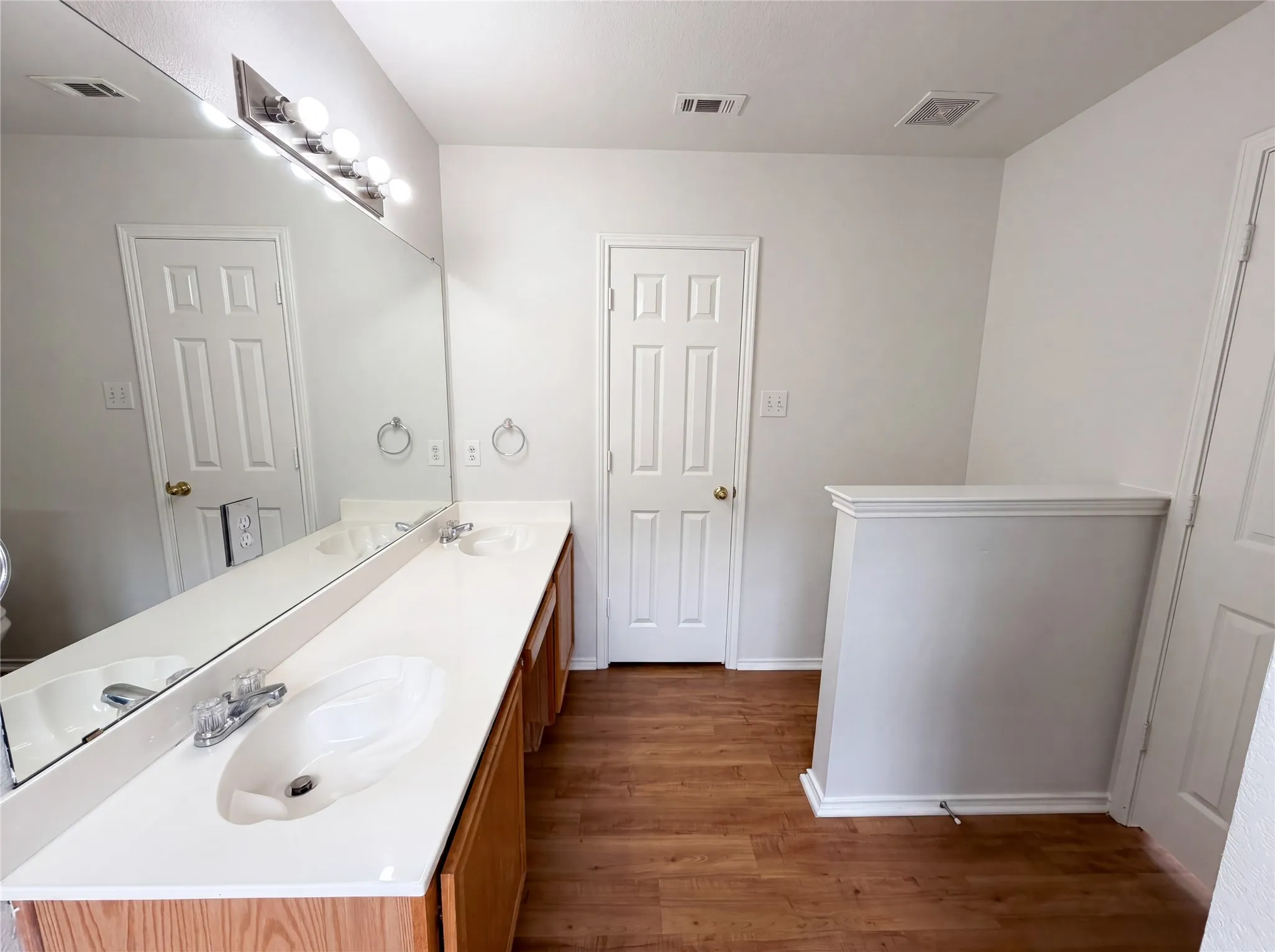 Single Family Residence For Sale in Dallas County , 5432 Nuthatch Street, Dallas, Texas 75236, 3 Bedroom, 2 Bathroom, 2 Garage spaces, 1,323 Sqft, built in 2001, mls#21268315, Real Estate Agent in Dallas, Homes For Sale in Dallas county, Homes For Sale in Dallas, Realtor in Dallas Texas, Real Estate Brokerage Independent Realty Texas, Luminita Cordes Realtor